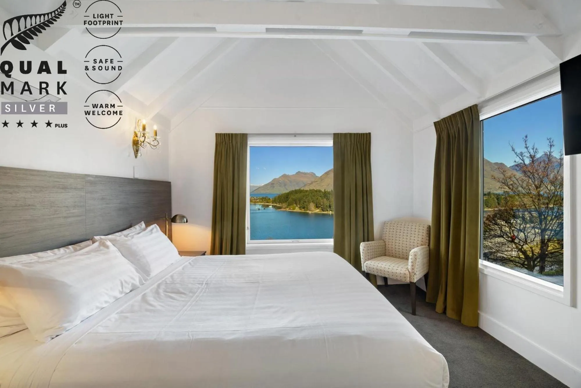 Bed in Lakeview Colonial Motel