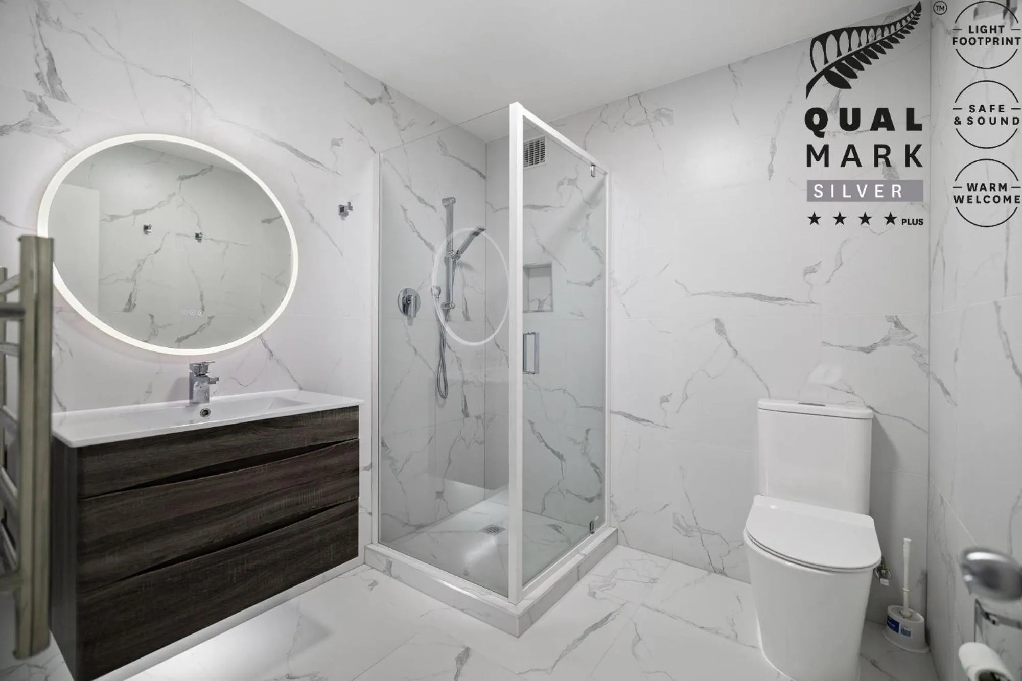 Shower in Lakeview Colonial Motel