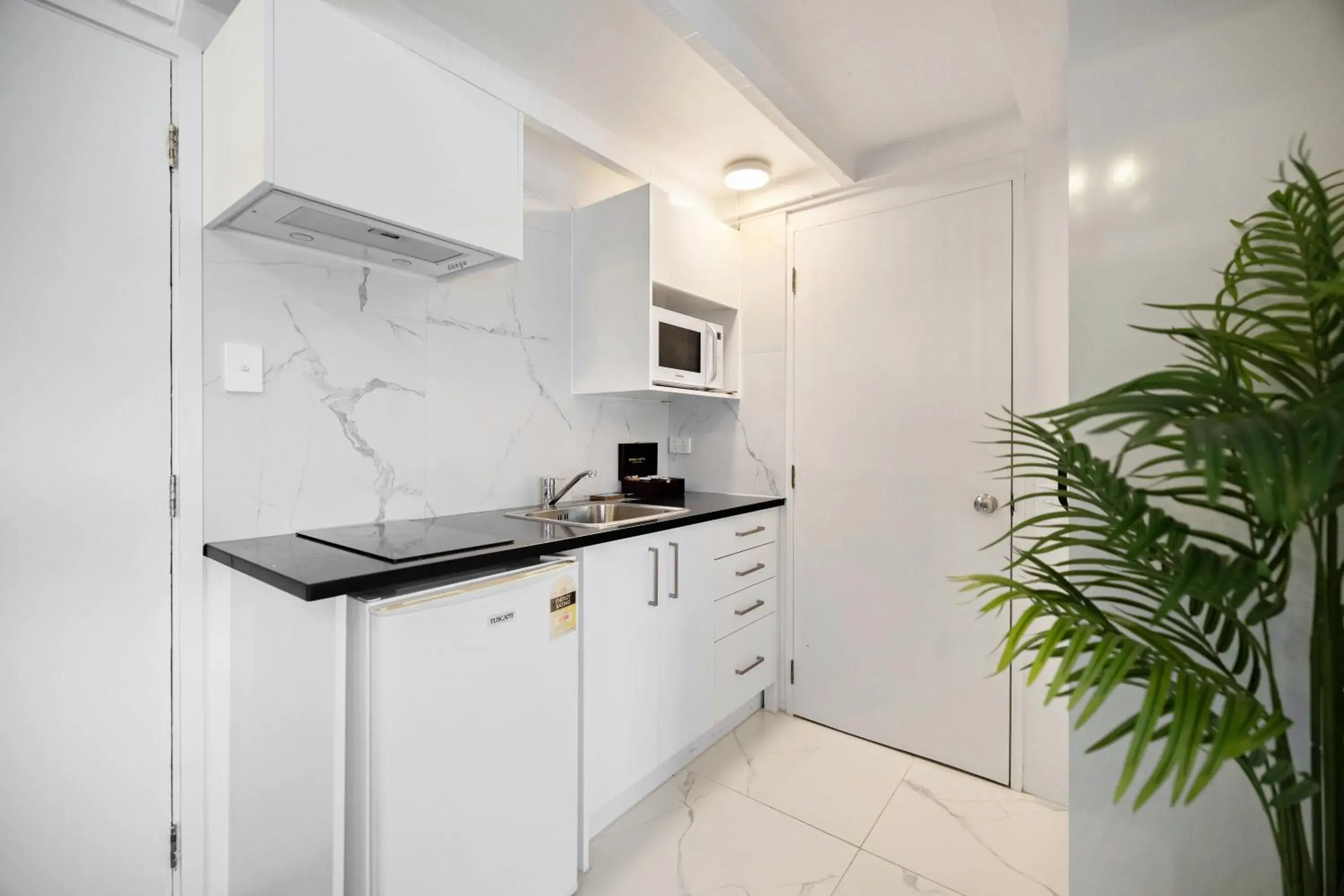 One-Bedroom Suite With a Lake And Mountain View in Lakeview Colonial Motel One-Bedroom Suite With a Lake And Mountain View in Lakeview Colonial Motel