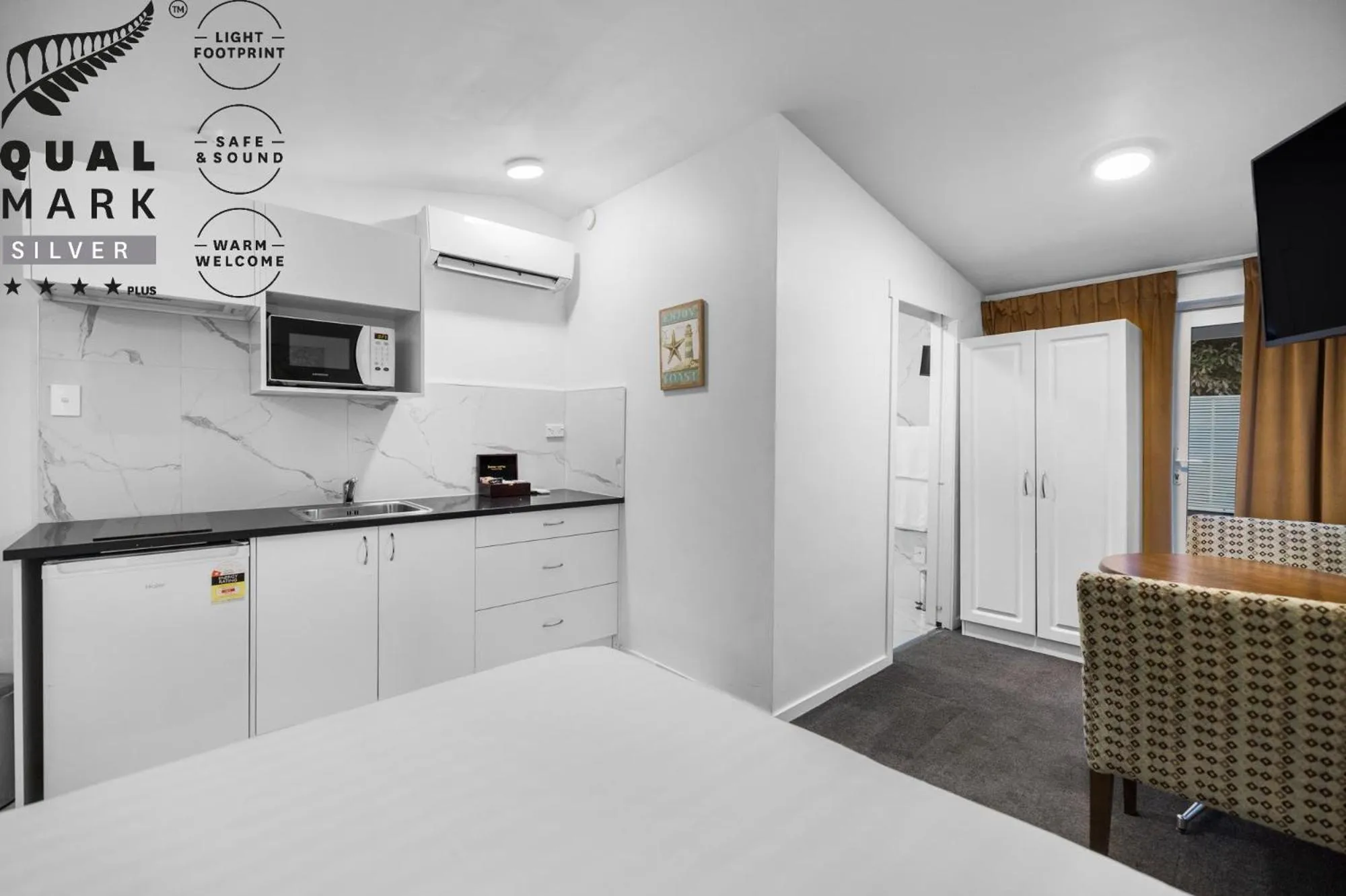 Kitchen or kitchenette, Bed in Lakeview Colonial Motel