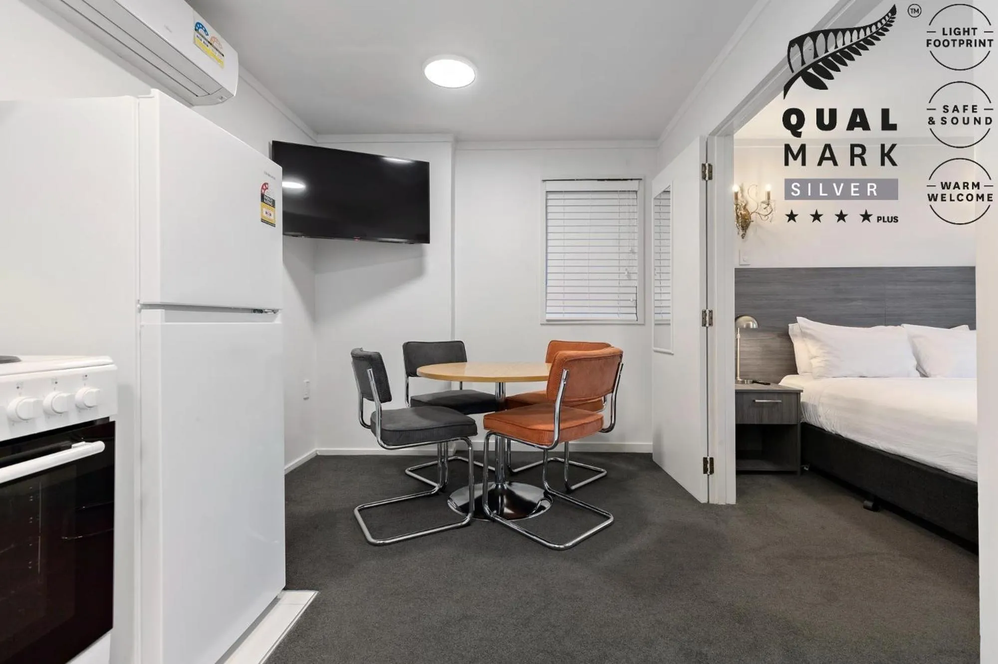 TV and multimedia, Bed in Lakeview Colonial Motel