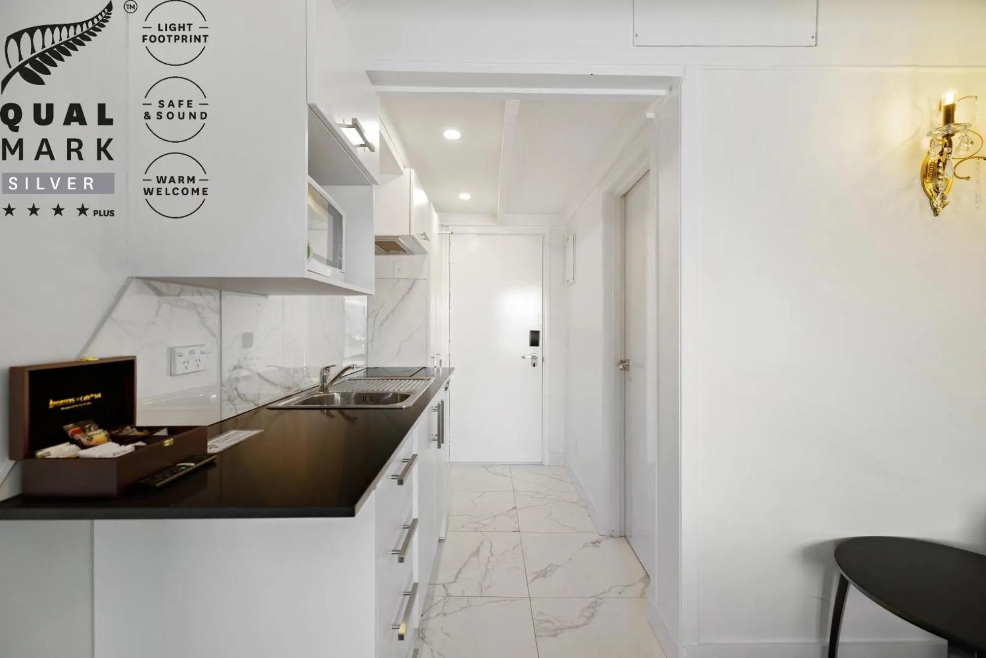 Kitchen or kitchenette in Lakeview Colonial Motel