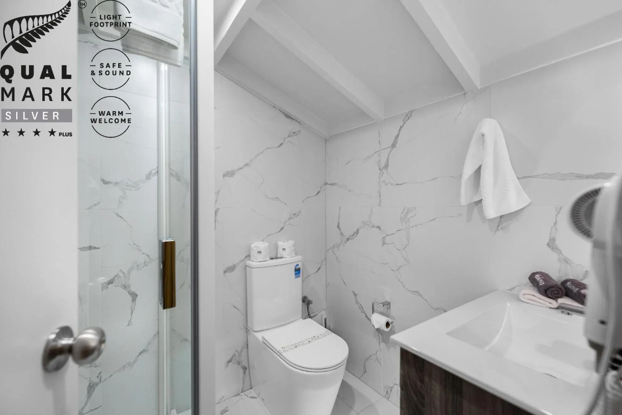 Toilet in Lakeview Colonial Motel