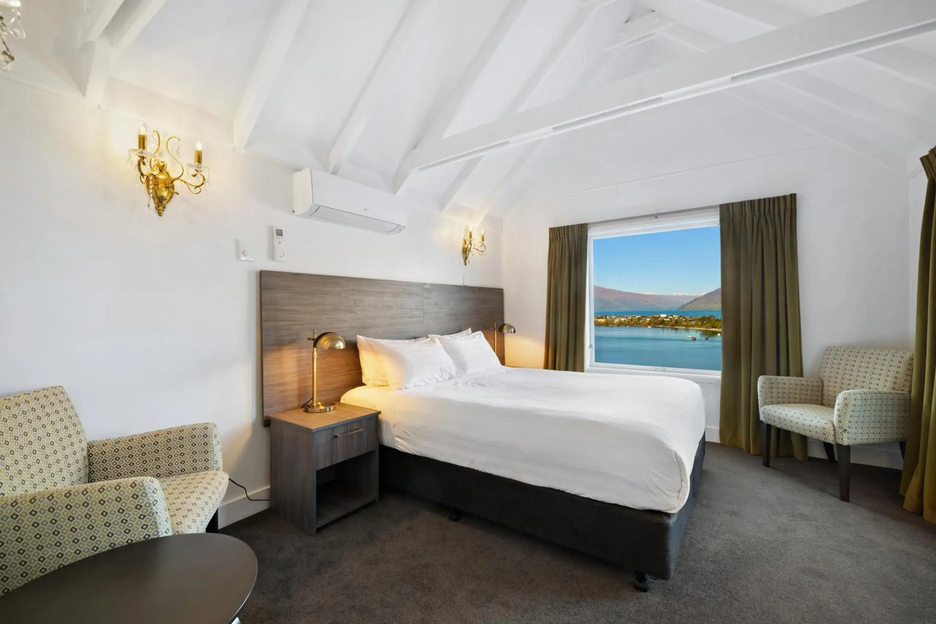 Queen Studio With a Lake And Mountain View in Lakeview Colonial Motel Queen Studio With a Lake And Mountain View in Lakeview Colonial Motel