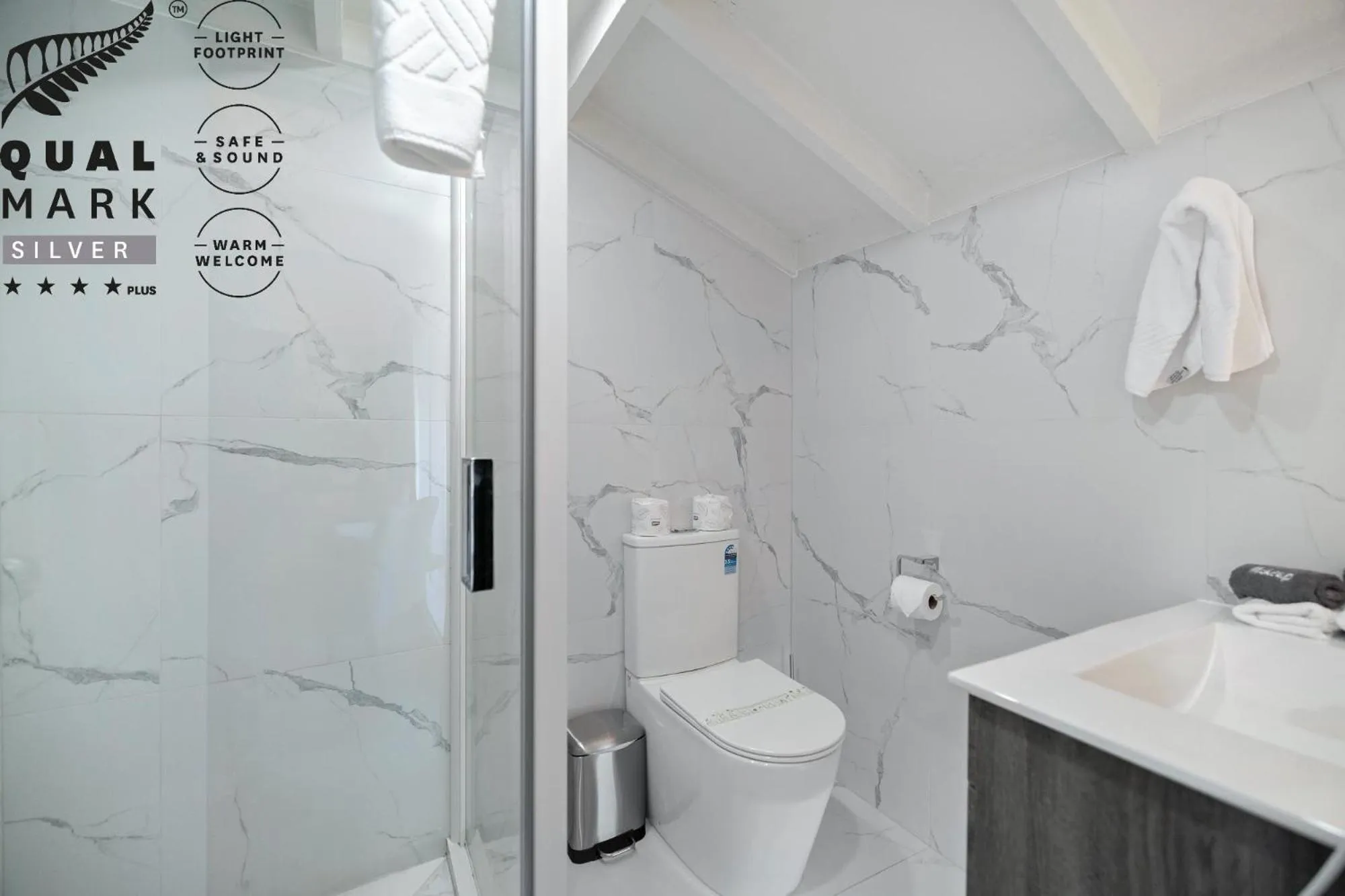 Shower in Lakeview Colonial Motel