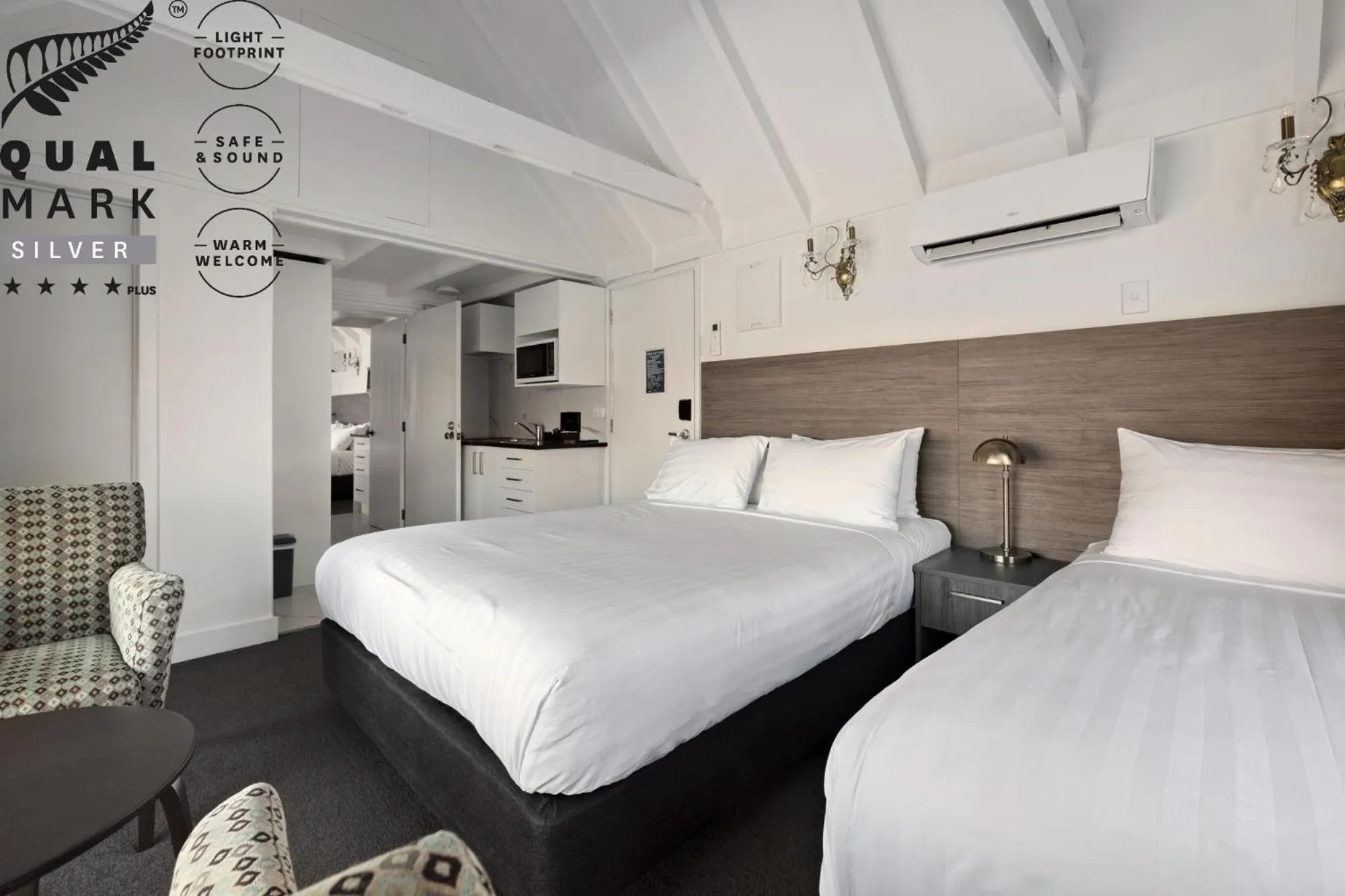 Bed in Lakeview Colonial Motel