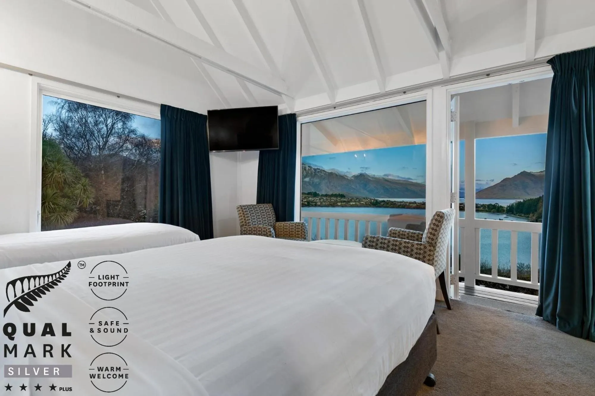 TV and multimedia, Bed in Lakeview Colonial Motel