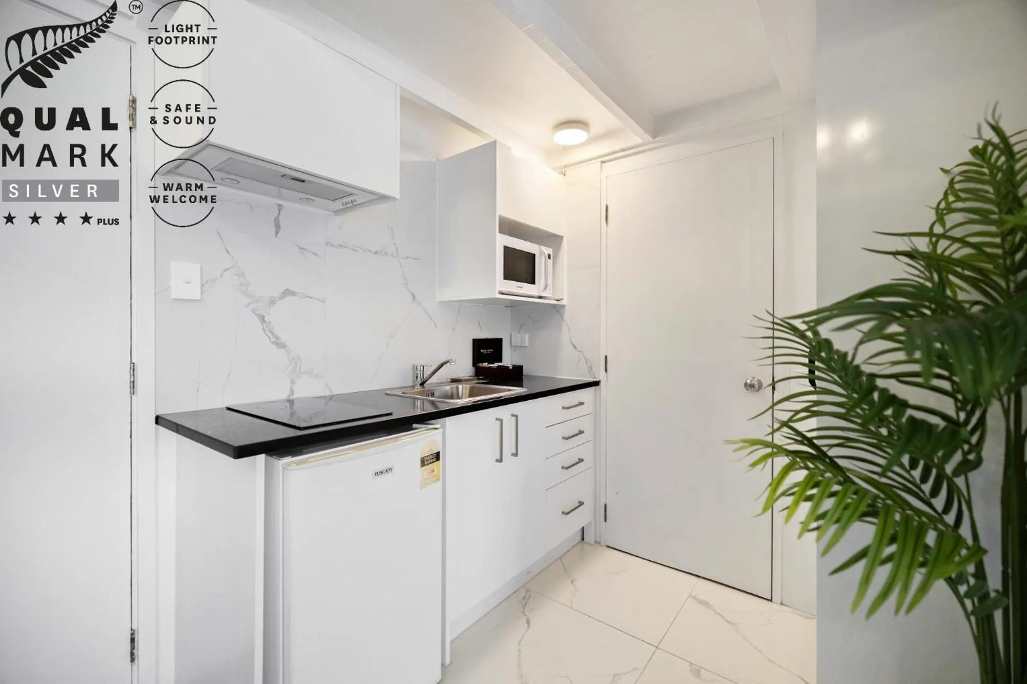 Kitchen or kitchenette in Lakeview Colonial Motel