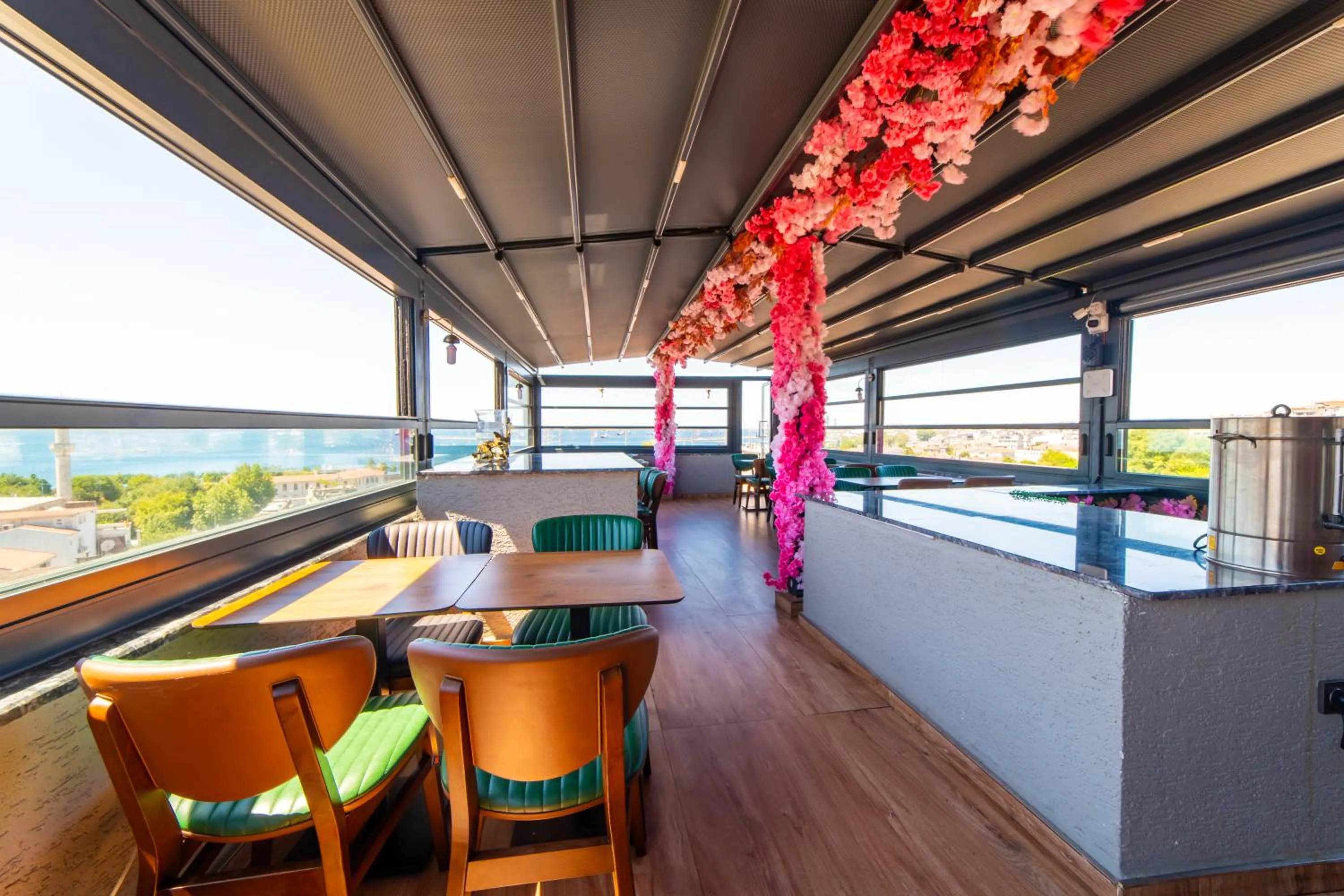 Restaurant/places to eat in Miss Royal Hotel & SPA