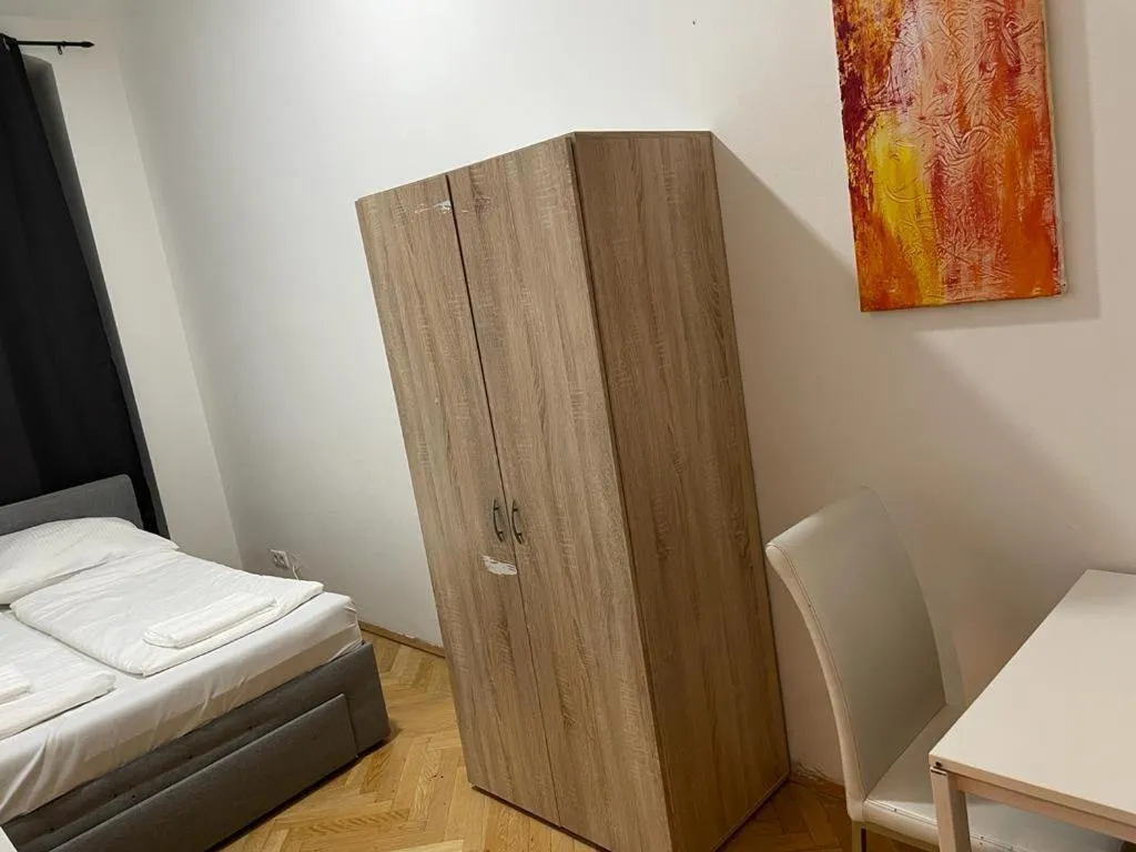 Photo of the whole room, Bed in easybook-in