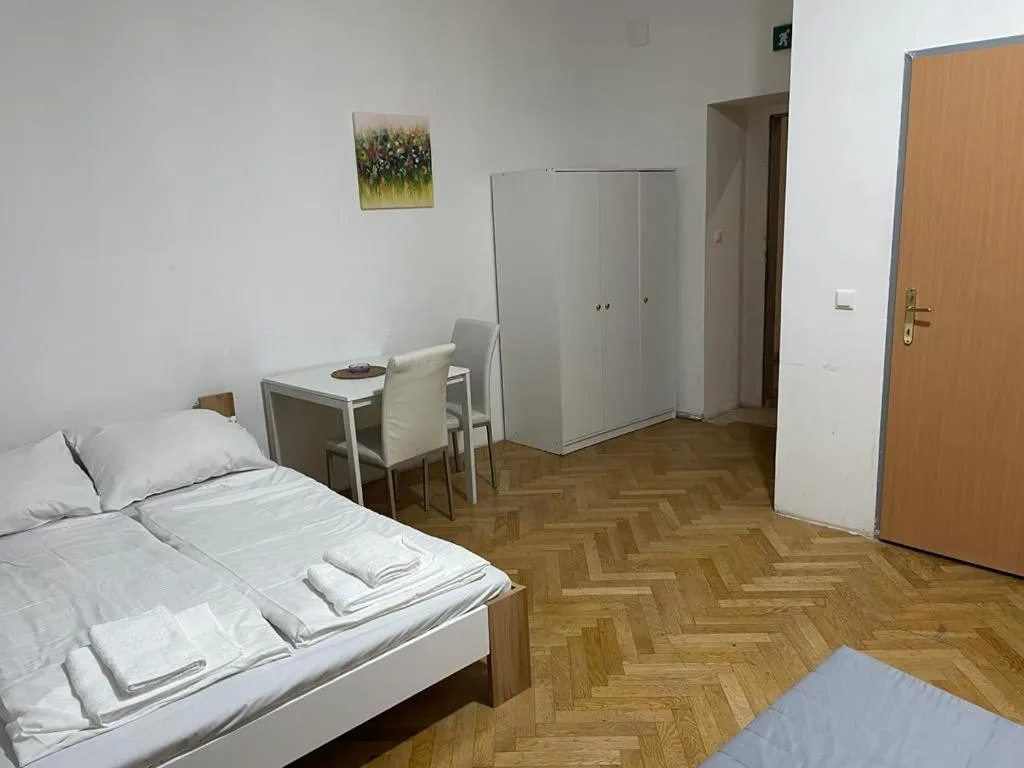 Photo of the whole room, Bed in easybook-in