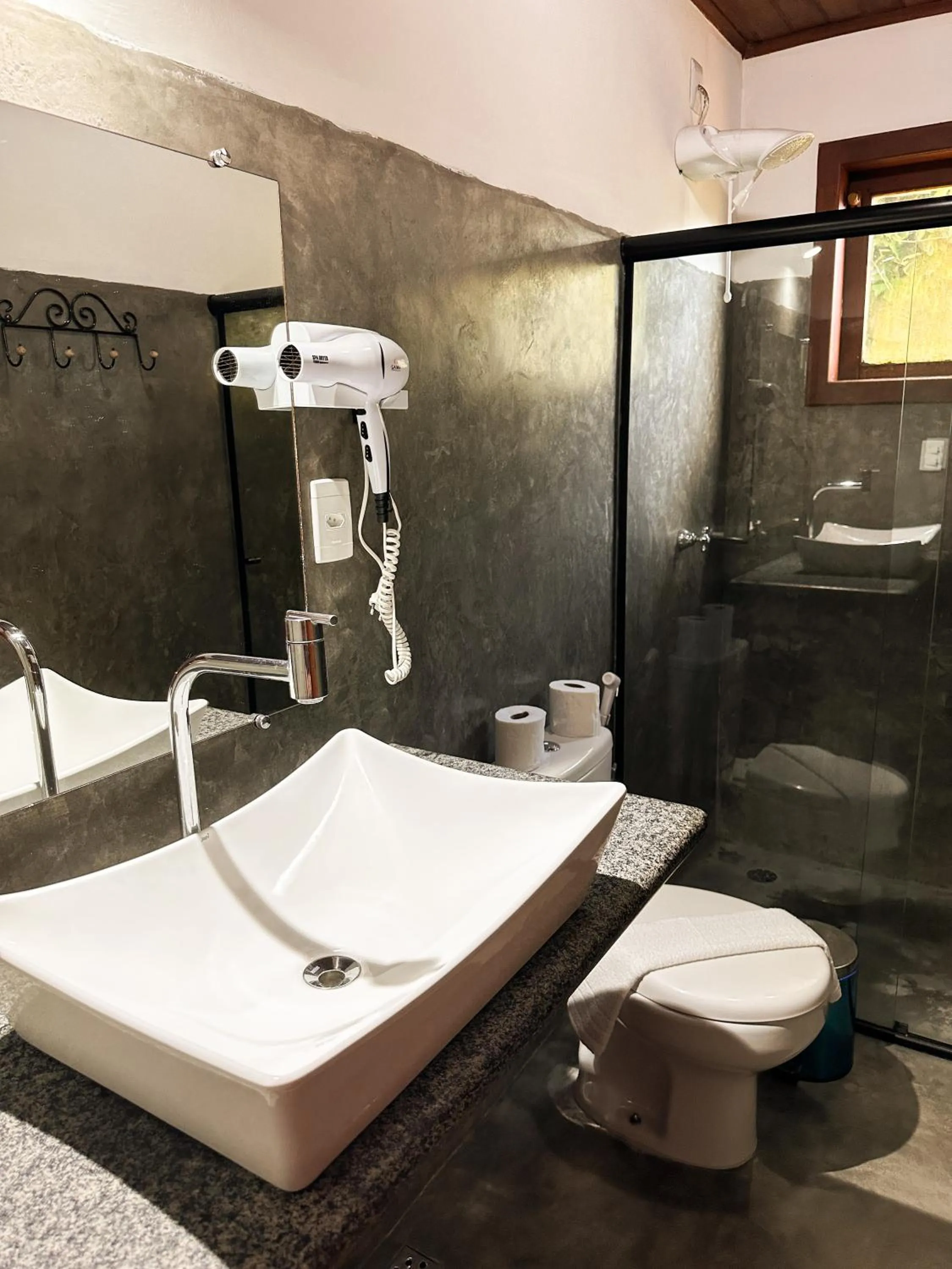 Bathroom in Pousada Arraial Colonial, Localizada no Centrinho e de Fácil Acesso a Praia e a Rua Mucugê