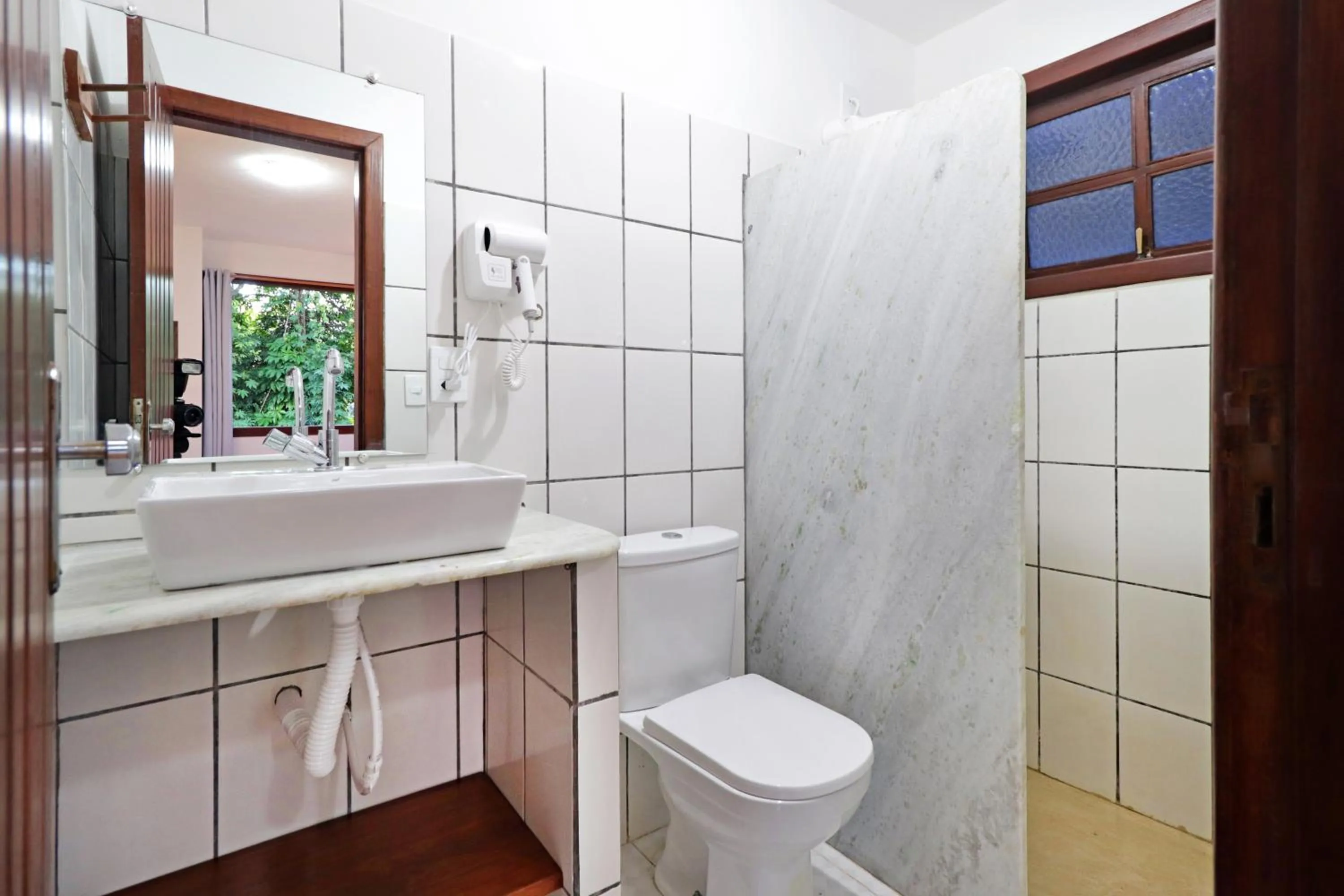 Bathroom in Pousada Arraial Colonial, Localizada no Centrinho e de Fácil Acesso a Praia e a Rua Mucugê