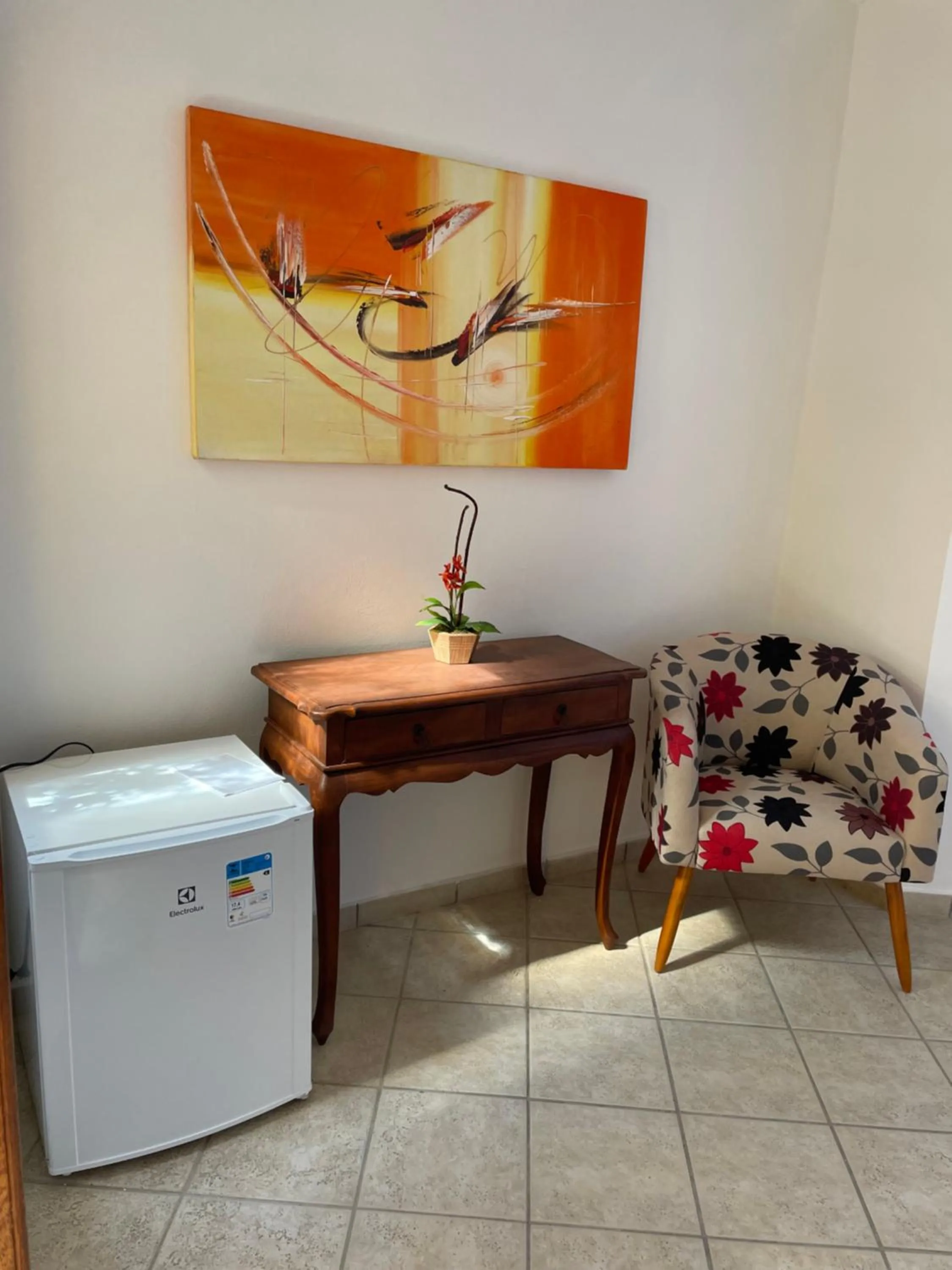 minibar in Pousada Arraial Colonial, Localizada no Centrinho e de Fácil Acesso a Praia e a Rua Mucugê