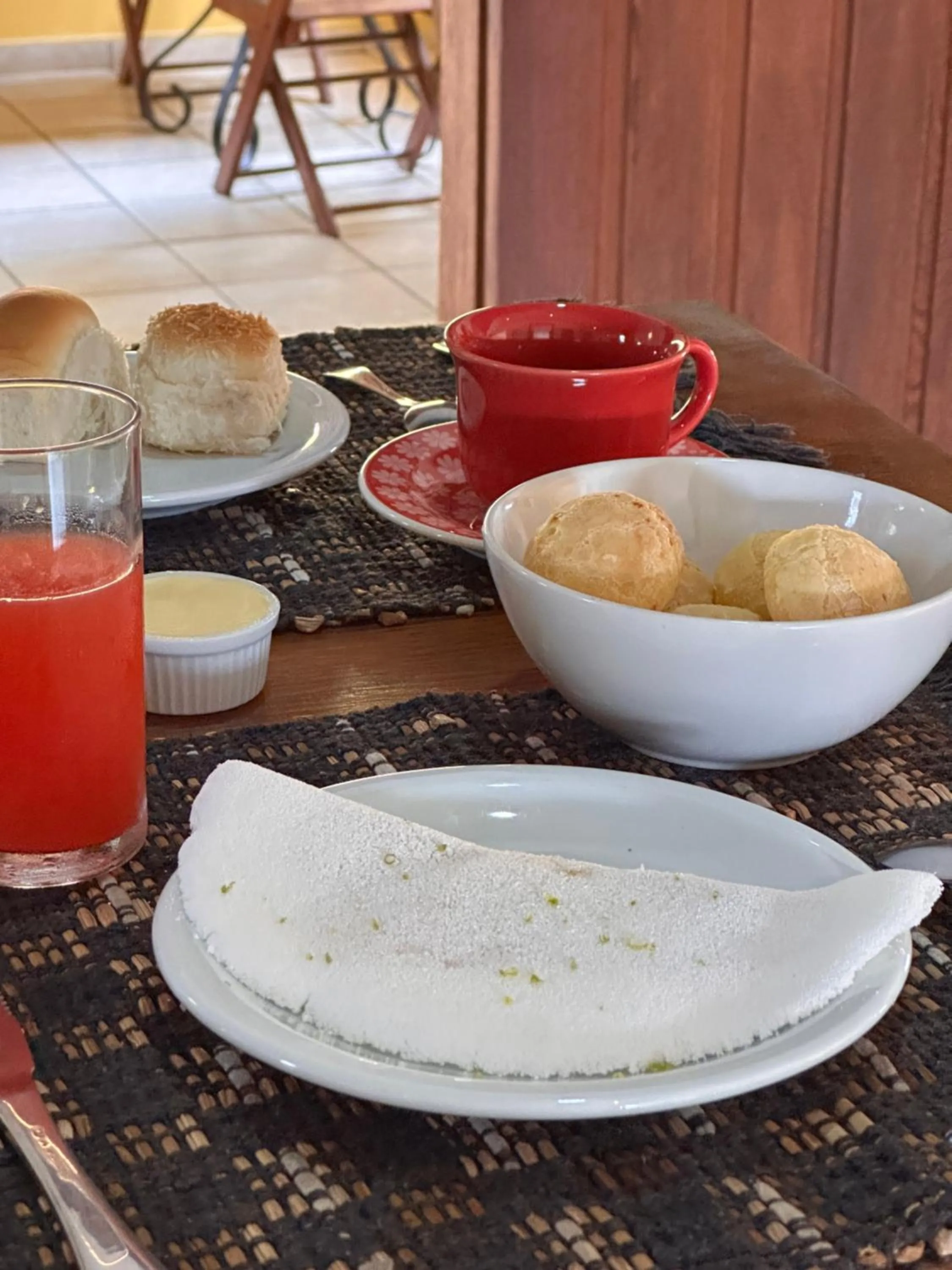 Breakfast in Pousada Arraial Colonial, Localizada no Centrinho e de Fácil Acesso a Praia e a Rua Mucugê
