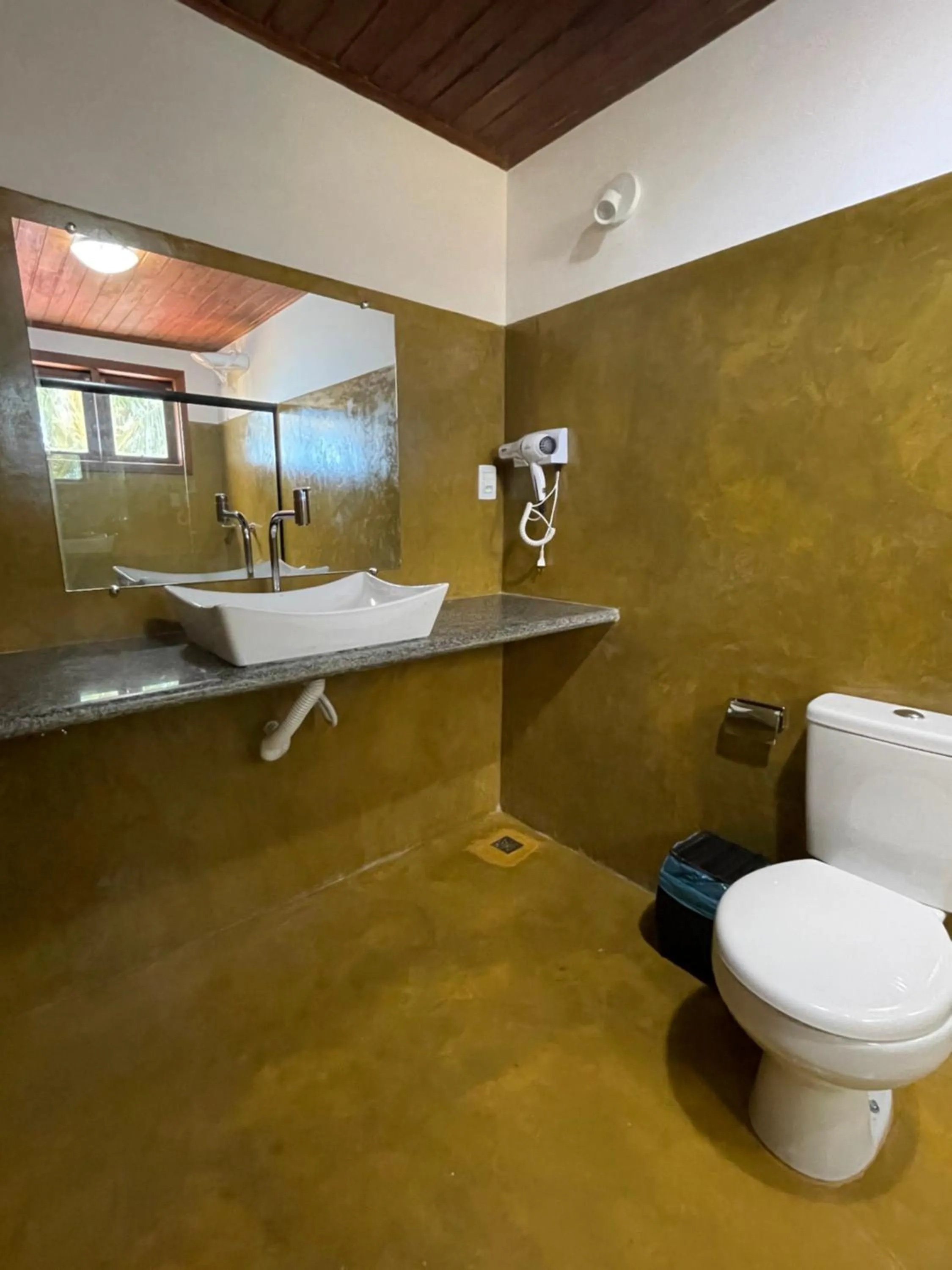 Bathroom in Pousada Arraial Colonial, Localizada no Centrinho e de Fácil Acesso a Praia e a Rua Mucugê