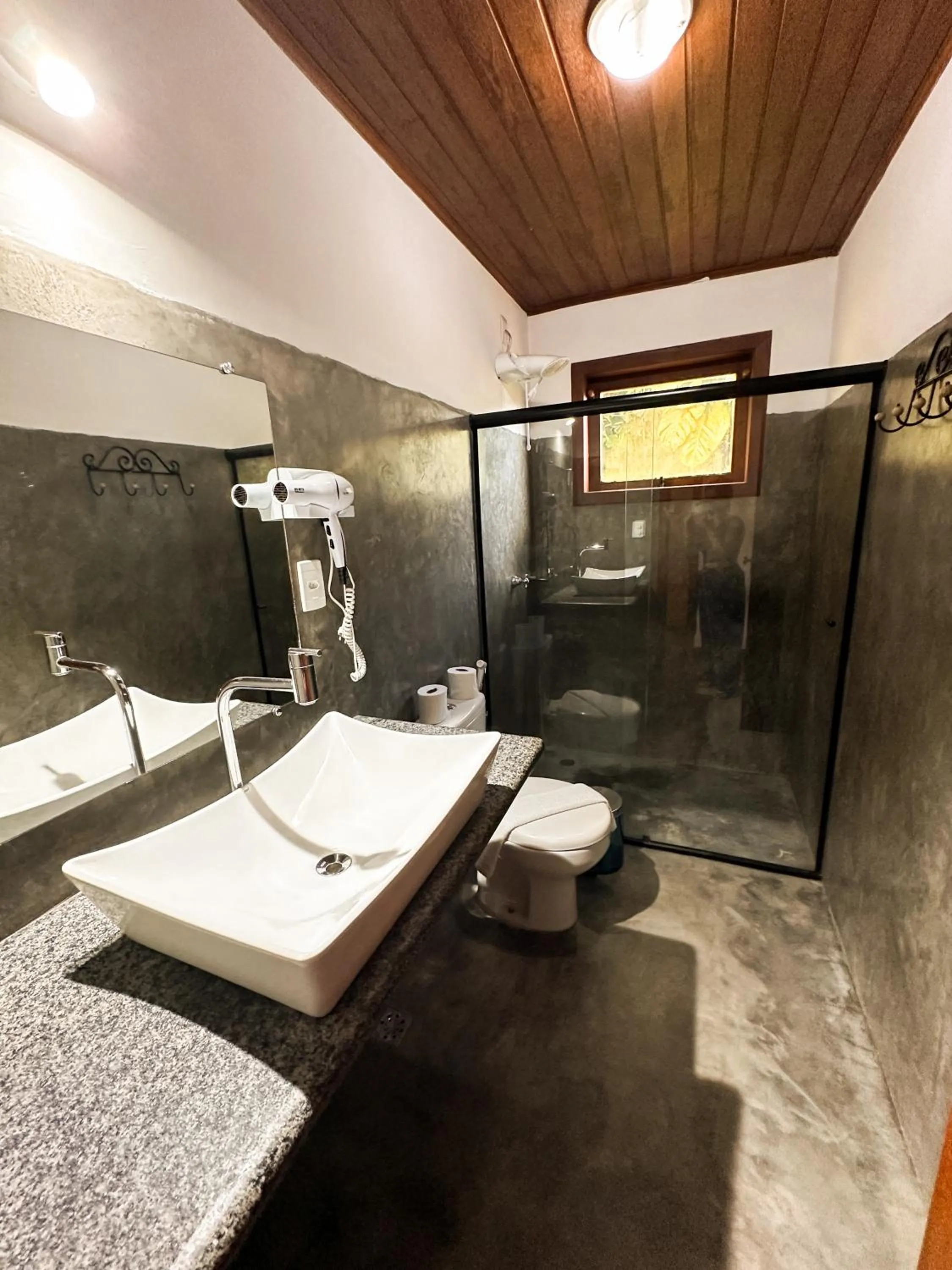 Bathroom in Pousada Arraial Colonial, Localizada no Centrinho e de Fácil Acesso a Praia e a Rua Mucugê