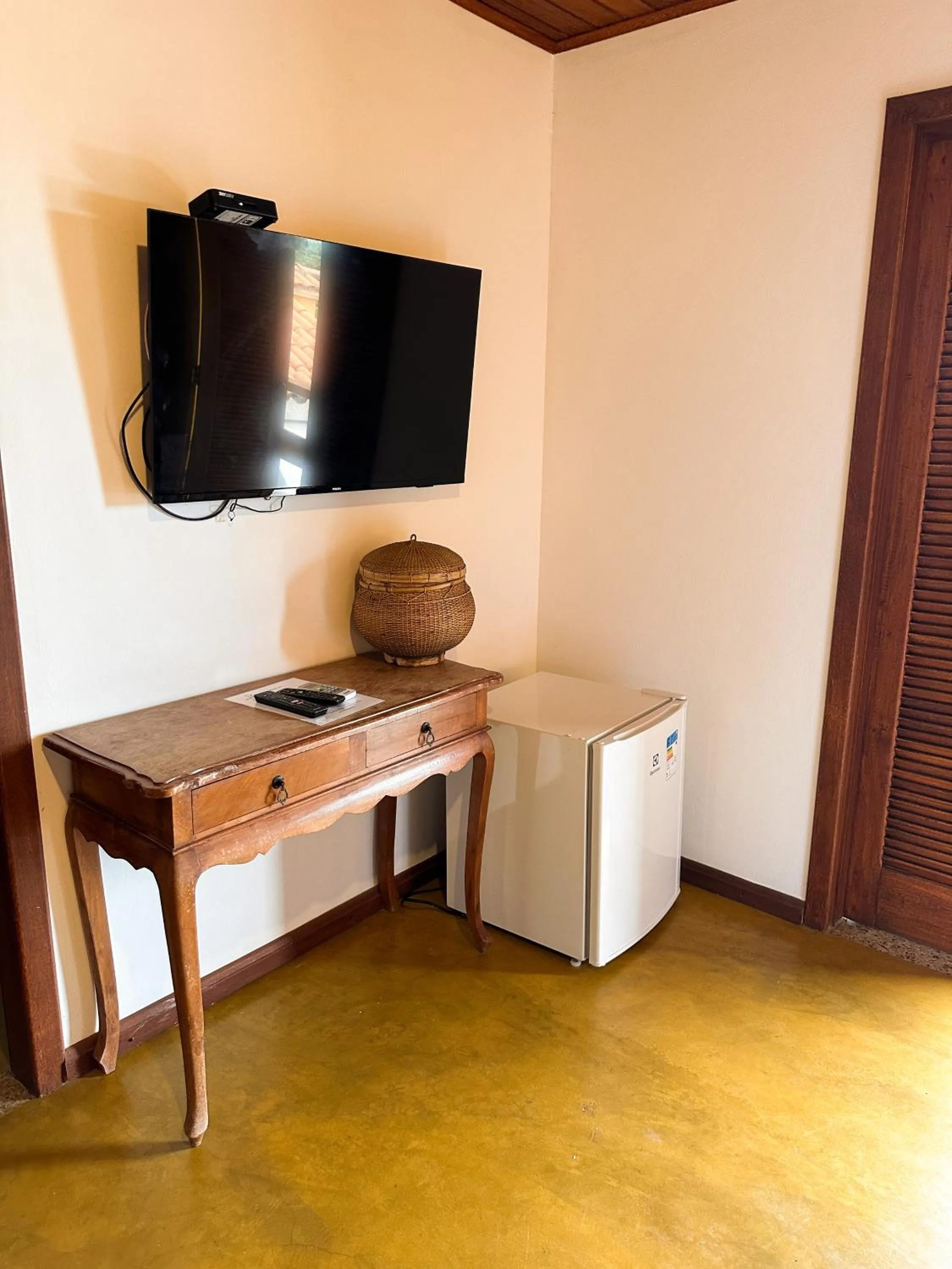 TV and multimedia in Pousada Arraial Colonial, Localizada no Centrinho e de Fácil Acesso a Praia e a Rua Mucugê