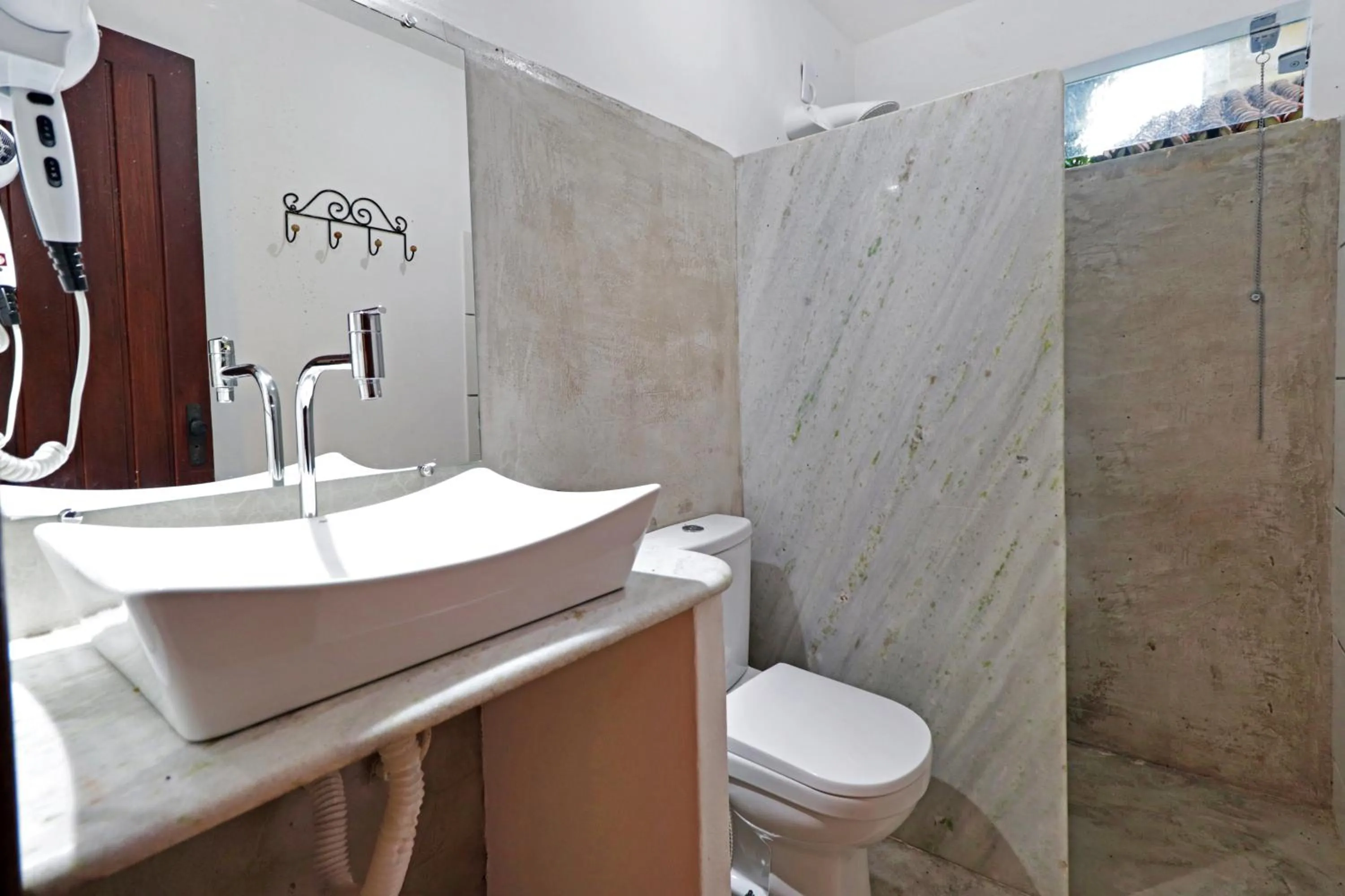 Shower in Pousada Arraial Colonial, Localizada no Centrinho e de Fácil Acesso a Praia e a Rua Mucugê