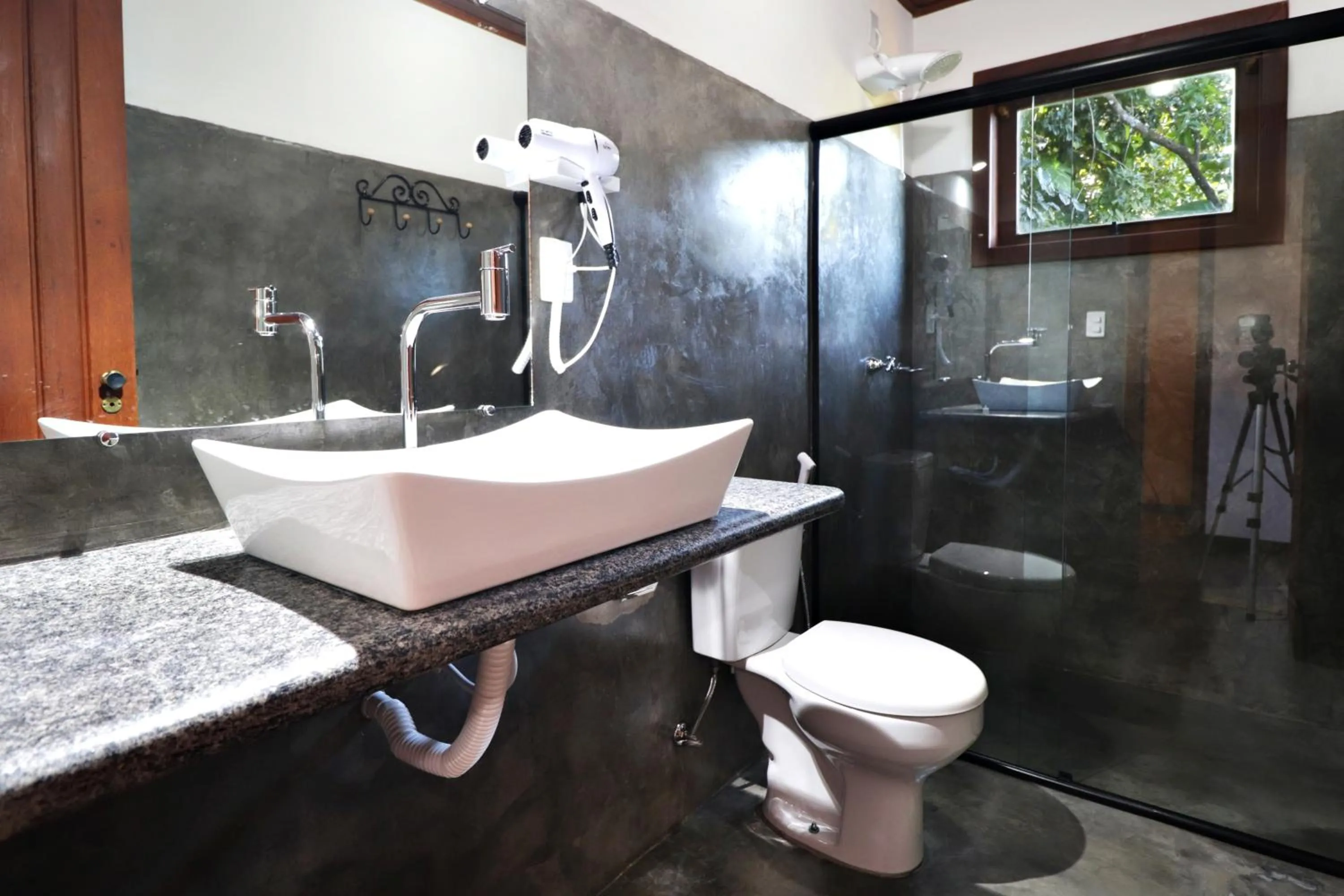 Shower in Pousada Arraial Colonial, Localizada no Centrinho e de Fácil Acesso a Praia e a Rua Mucugê