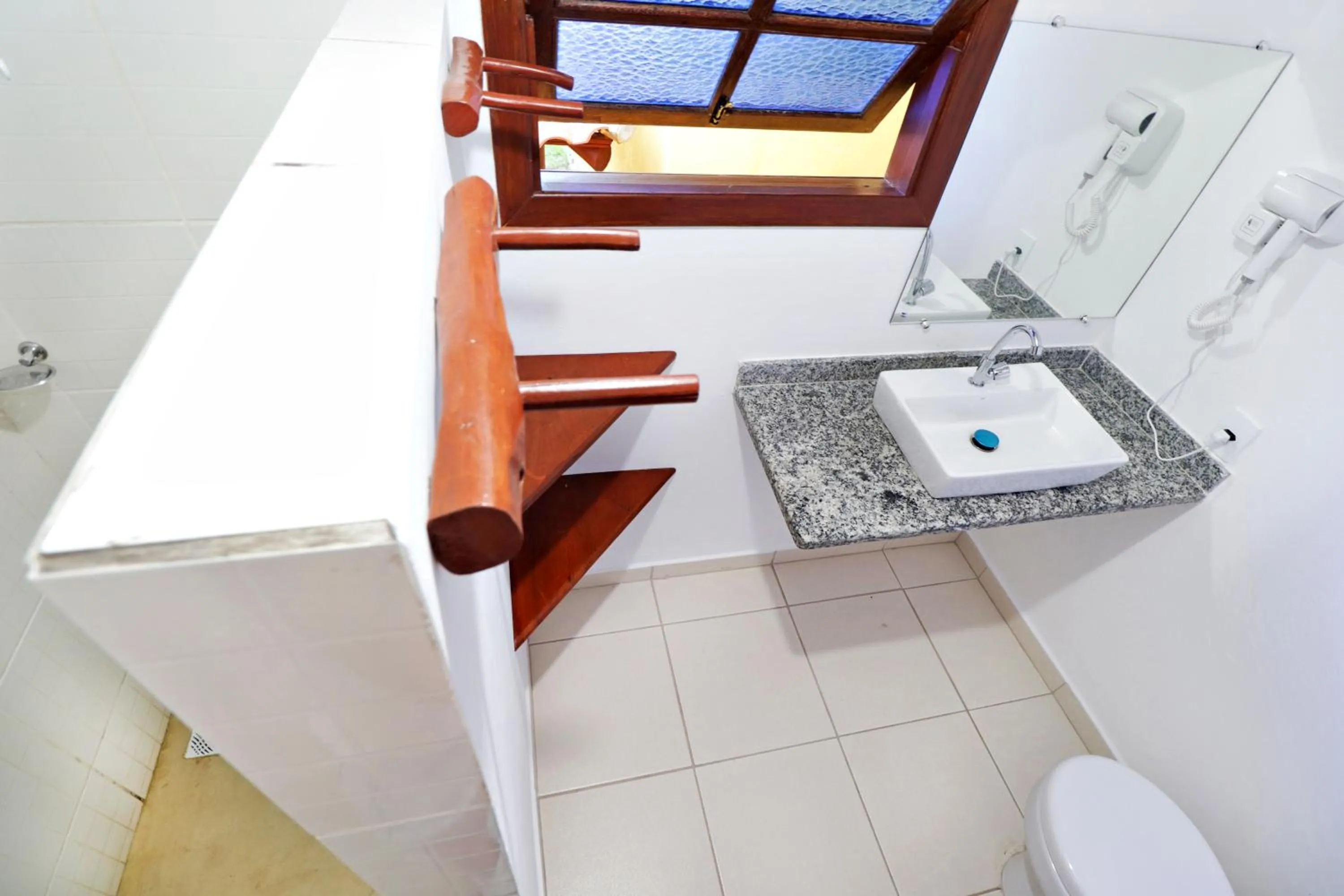 Bathroom in Pousada Arraial Colonial, Localizada no Centrinho e de Fácil Acesso a Praia e a Rua Mucugê