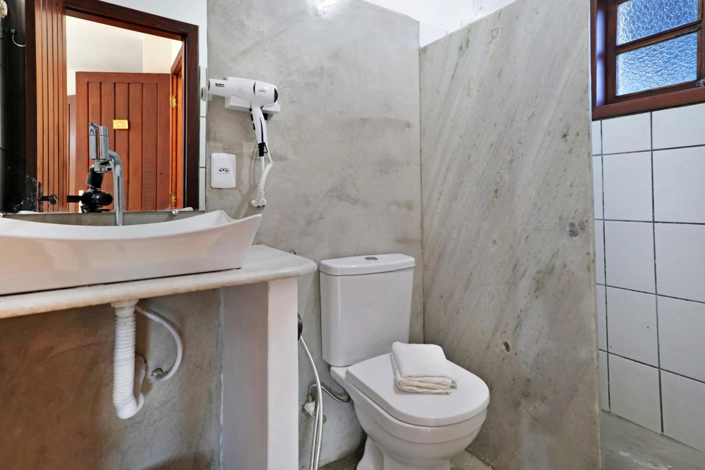 Bathroom in Pousada Arraial Colonial, Localizada no Centrinho e de Fácil Acesso a Praia e a Rua Mucugê