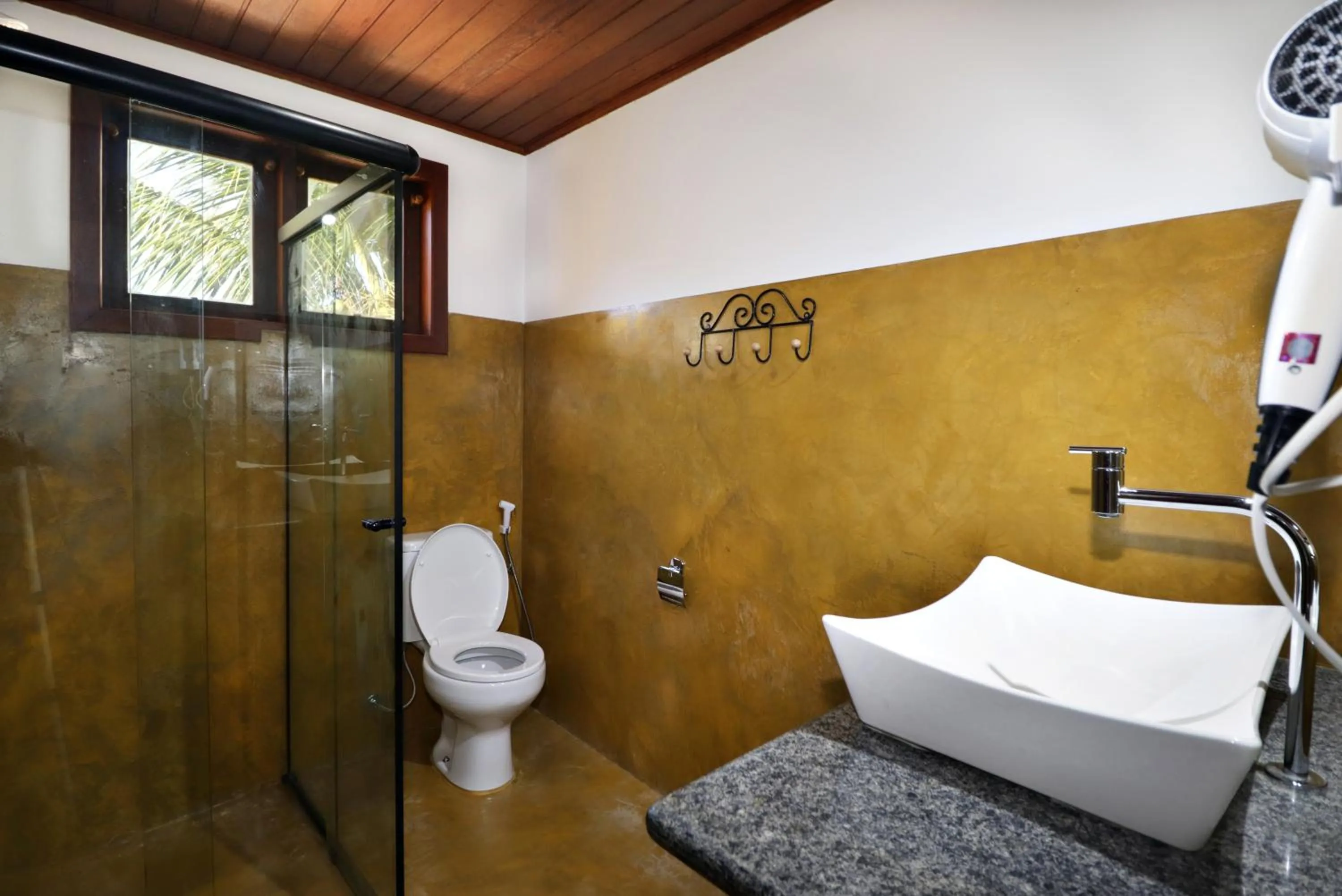 Bathroom in Pousada Arraial Colonial, Localizada no Centrinho e de Fácil Acesso a Praia e a Rua Mucugê