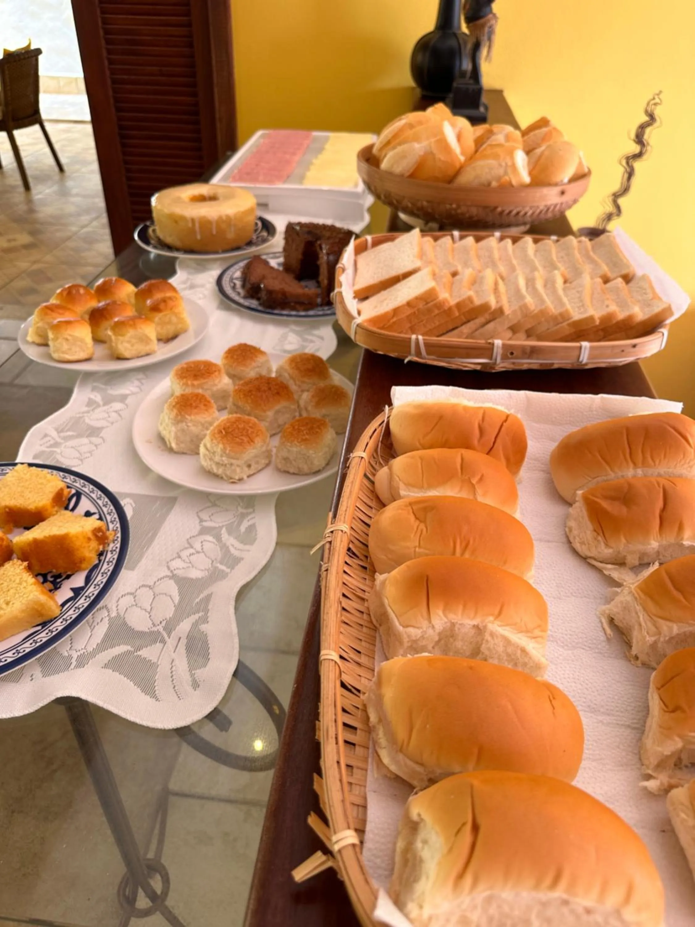 Breakfast in Pousada Arraial Colonial, Localizada no Centrinho e de Fácil Acesso a Praia e a Rua Mucugê