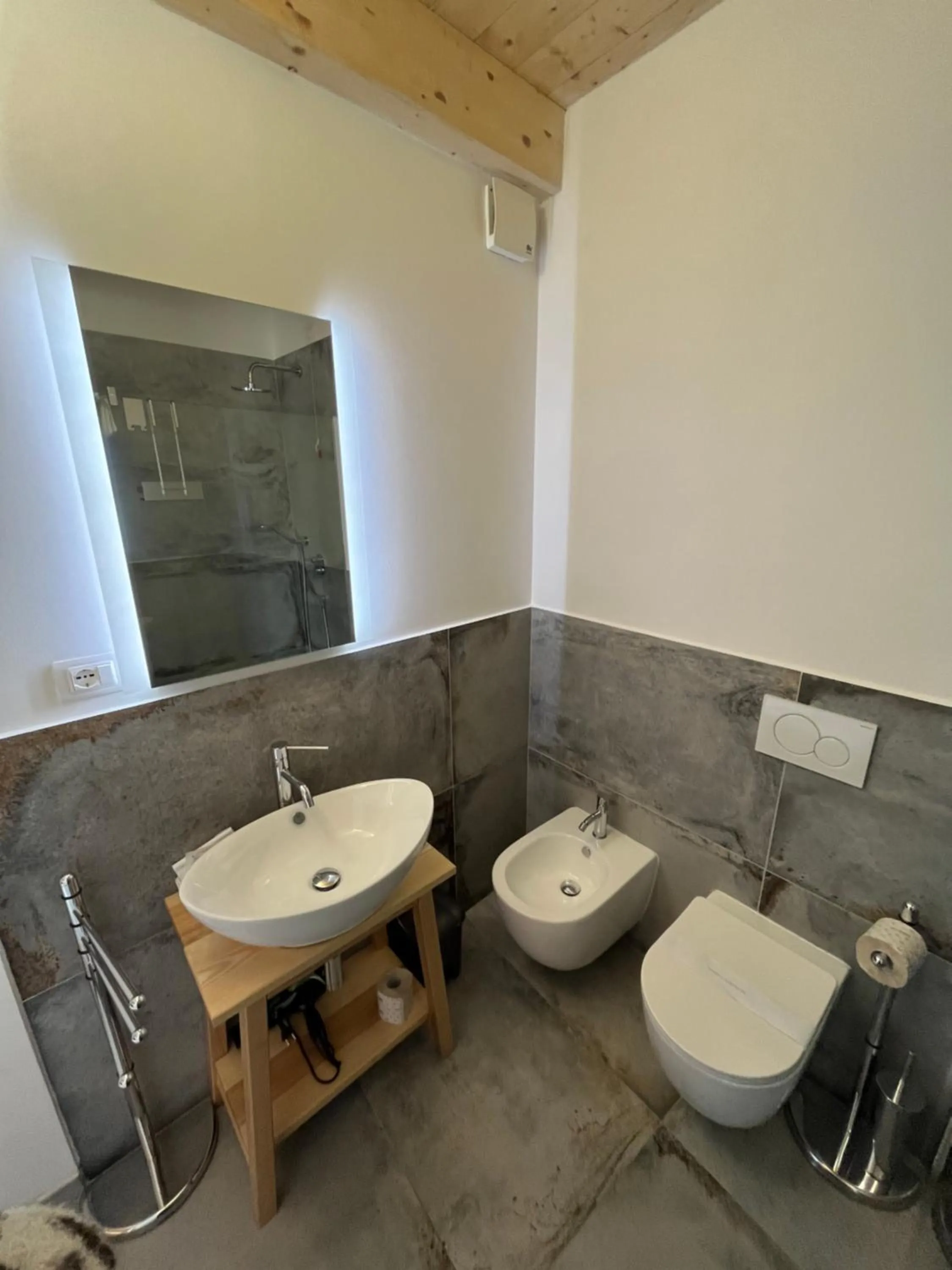 Toilet in De LoCa Rooms