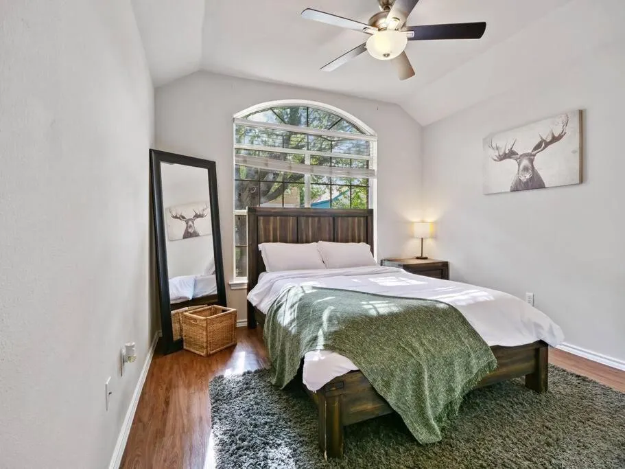Bed in Cozy Getaway, Minutes from Austin!