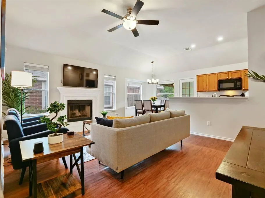 Cozy Getaway, Minutes from Austin!