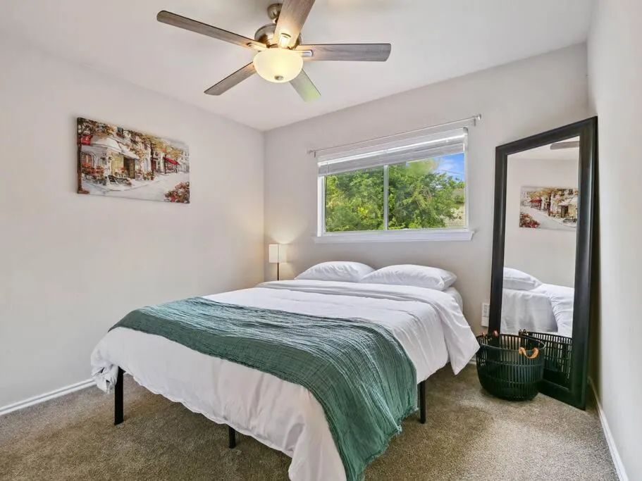 Bed in Cozy Getaway, Minutes from Austin!