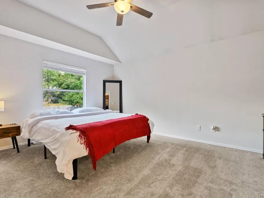 Bed in Cozy Getaway, Minutes from Austin!