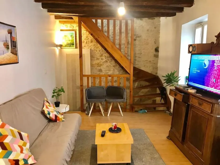 Communal lounge/ TV room in LOVELY DUPLEX in the center of FONTAINEBLEAU