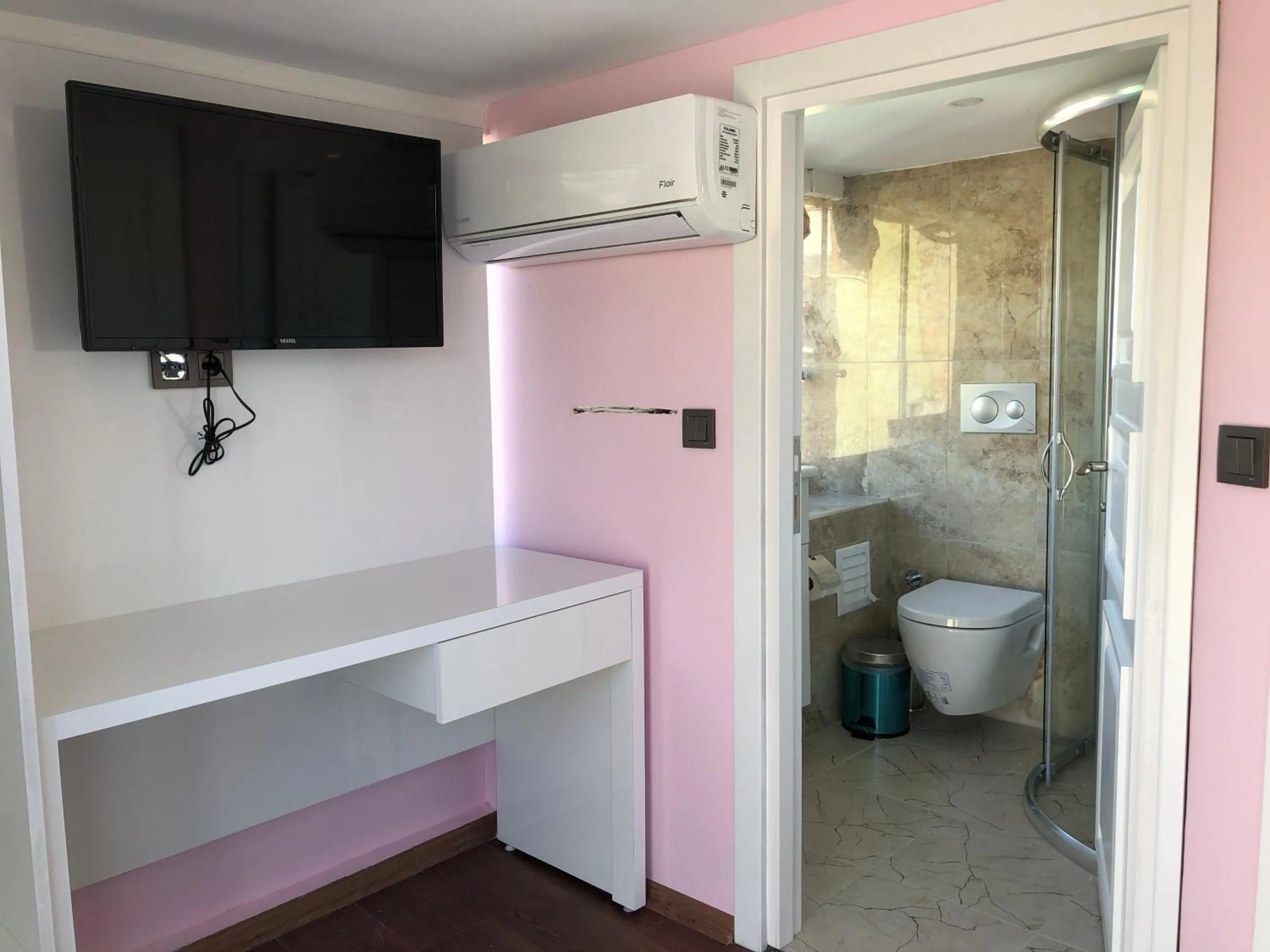 Communal lounge/ TV room in Hotel Antique