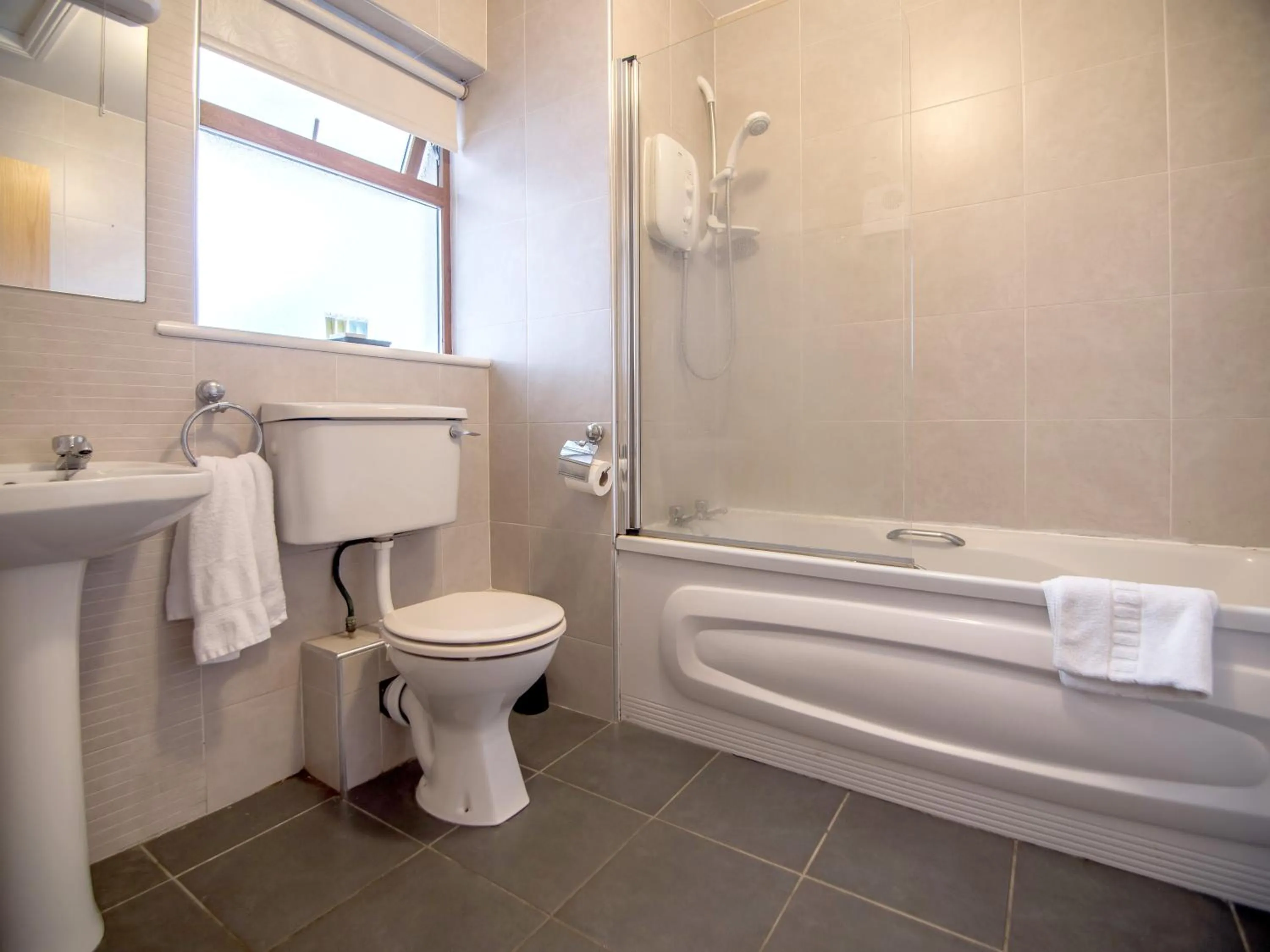 Bathroom in Donegan Court Aparthotel