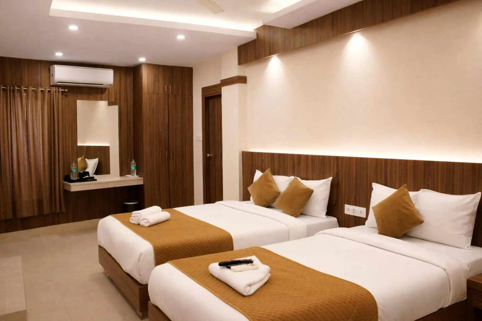 Property building, Bed in Hotel Sakura Inn