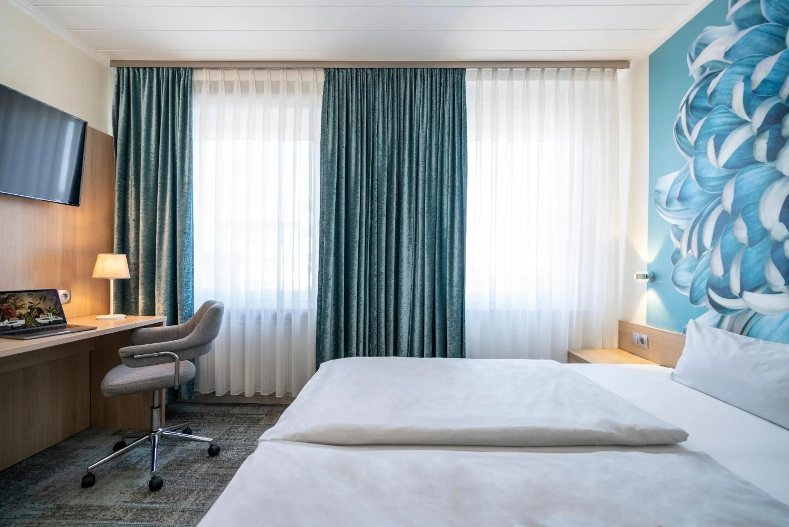 Photo of the whole room, Bed in NP Hotel Königshof