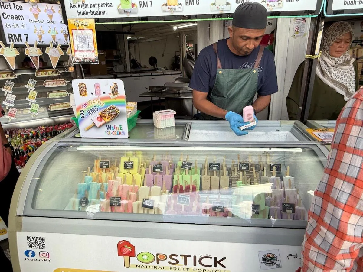 Restaurant/places to eat in Nova Mountain n Sunrise view Hilltop Hotel Apartment in Cameron Highlands