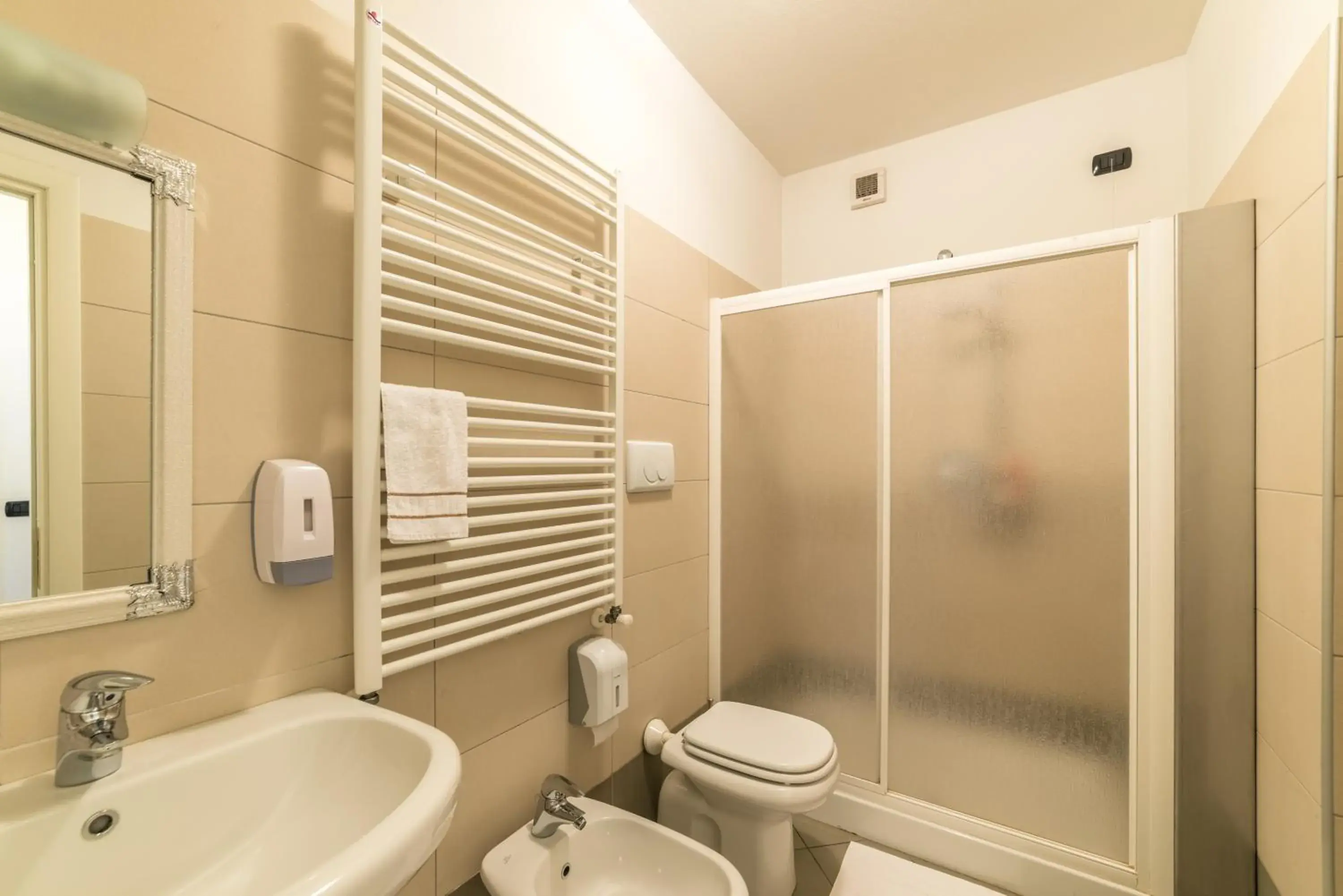 Single Room with Shared Bathroom in Domus San Martino GuestHouse Single Room with Shared Bathroom in Domus San Martino GuestHouse