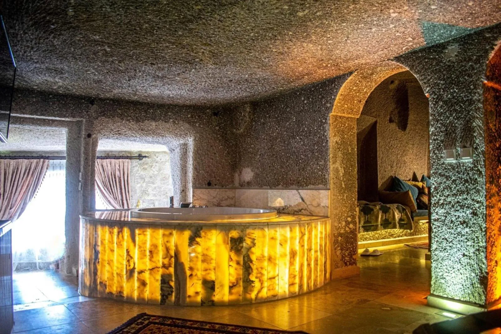 Hot Tub in Shoestring Cave House