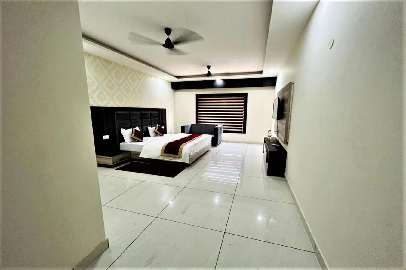 Photo of the whole room in Hotel Blue Pine