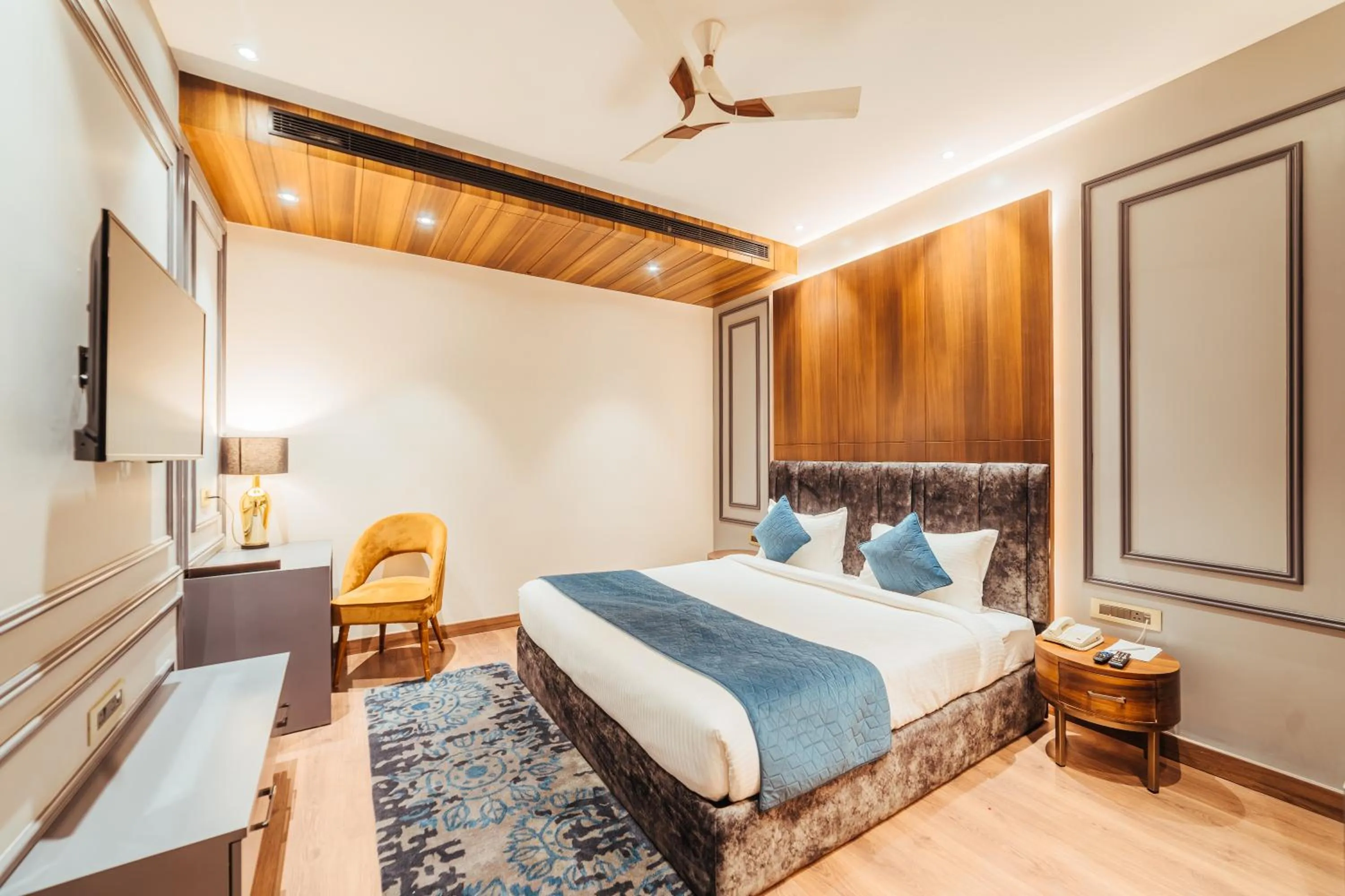 Communal lounge/ TV room, Bed in The Ramayana Hotel, Ayodhya