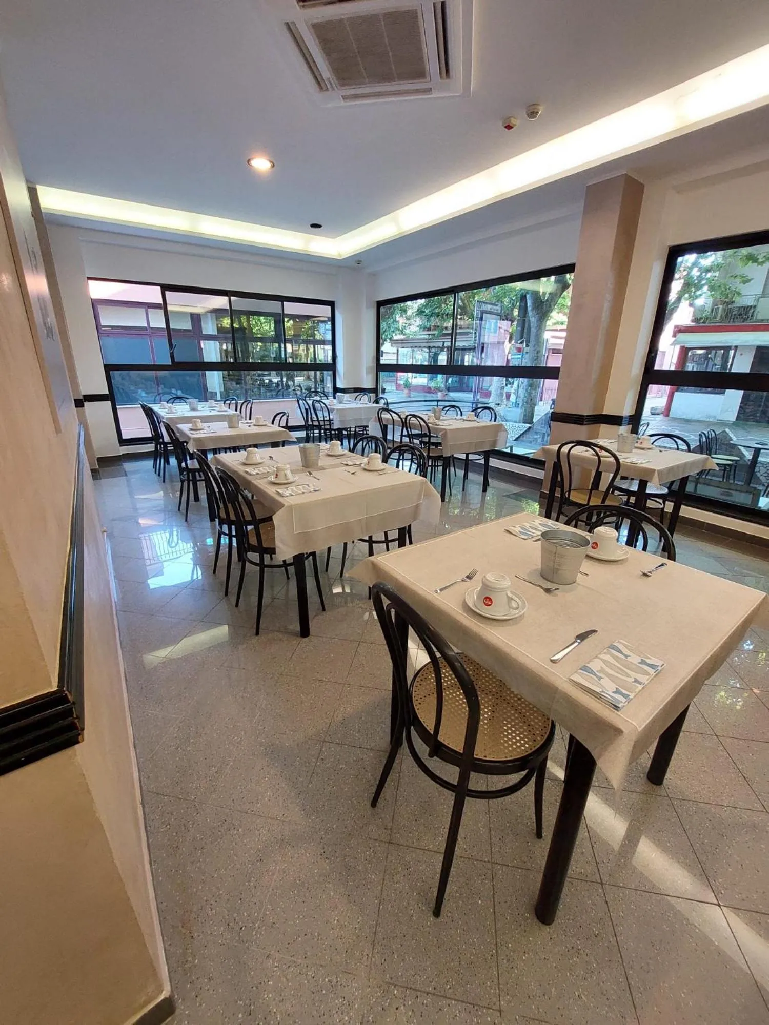 Restaurant/places to eat in Vinsea Hotel