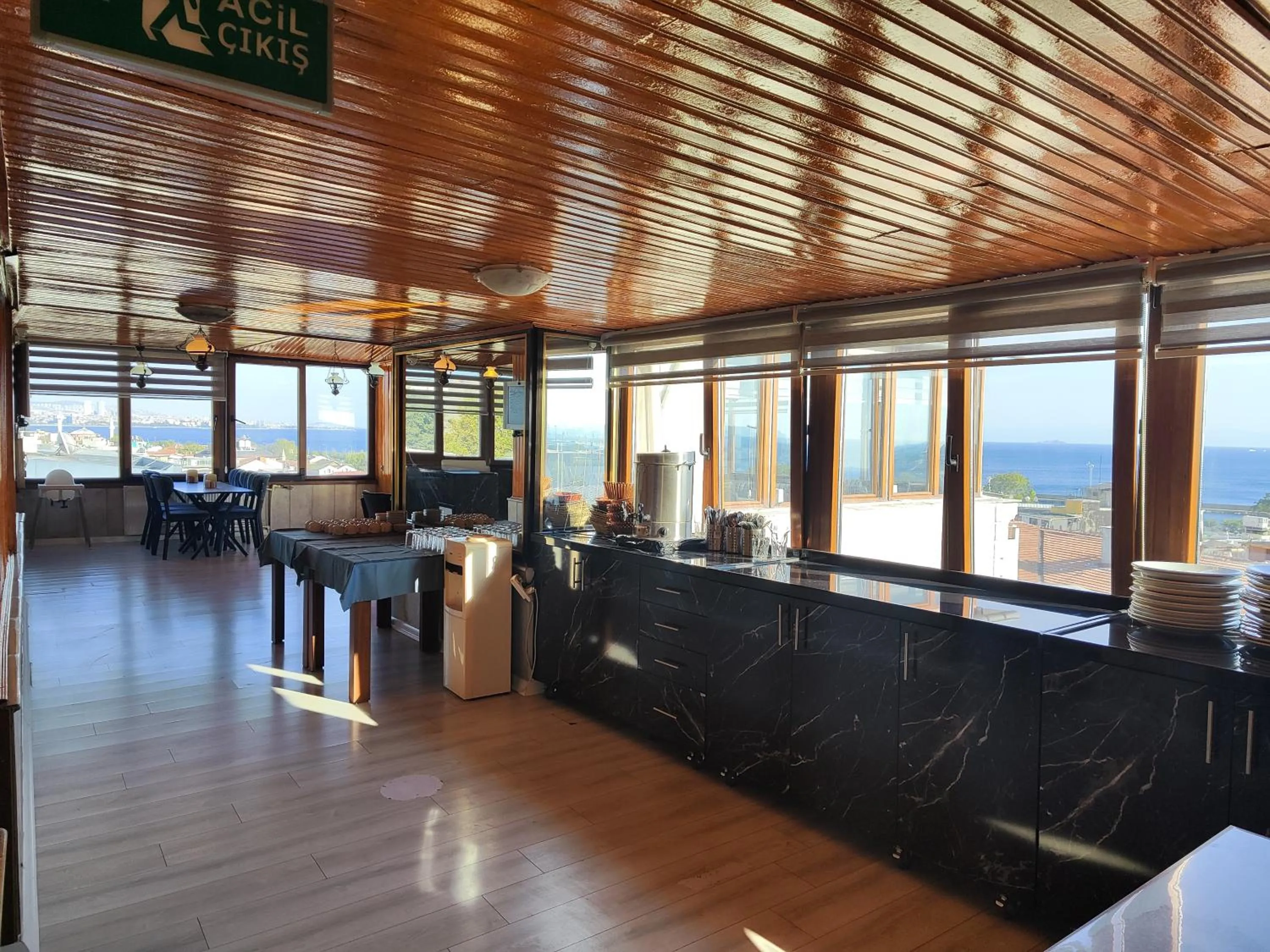 Restaurant/places to eat in Grand Liza Hotel