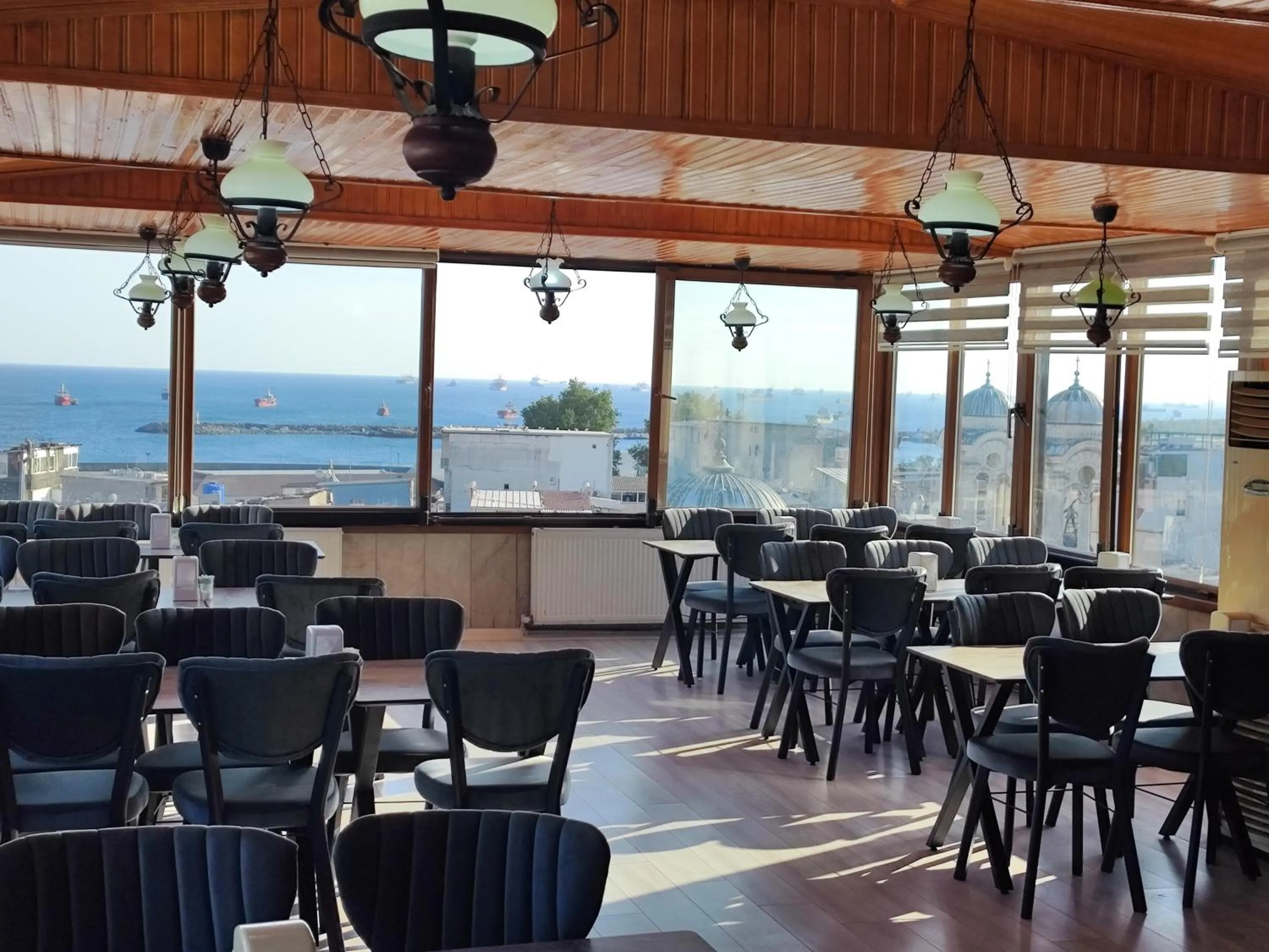 Restaurant/places to eat in Grand Liza Hotel