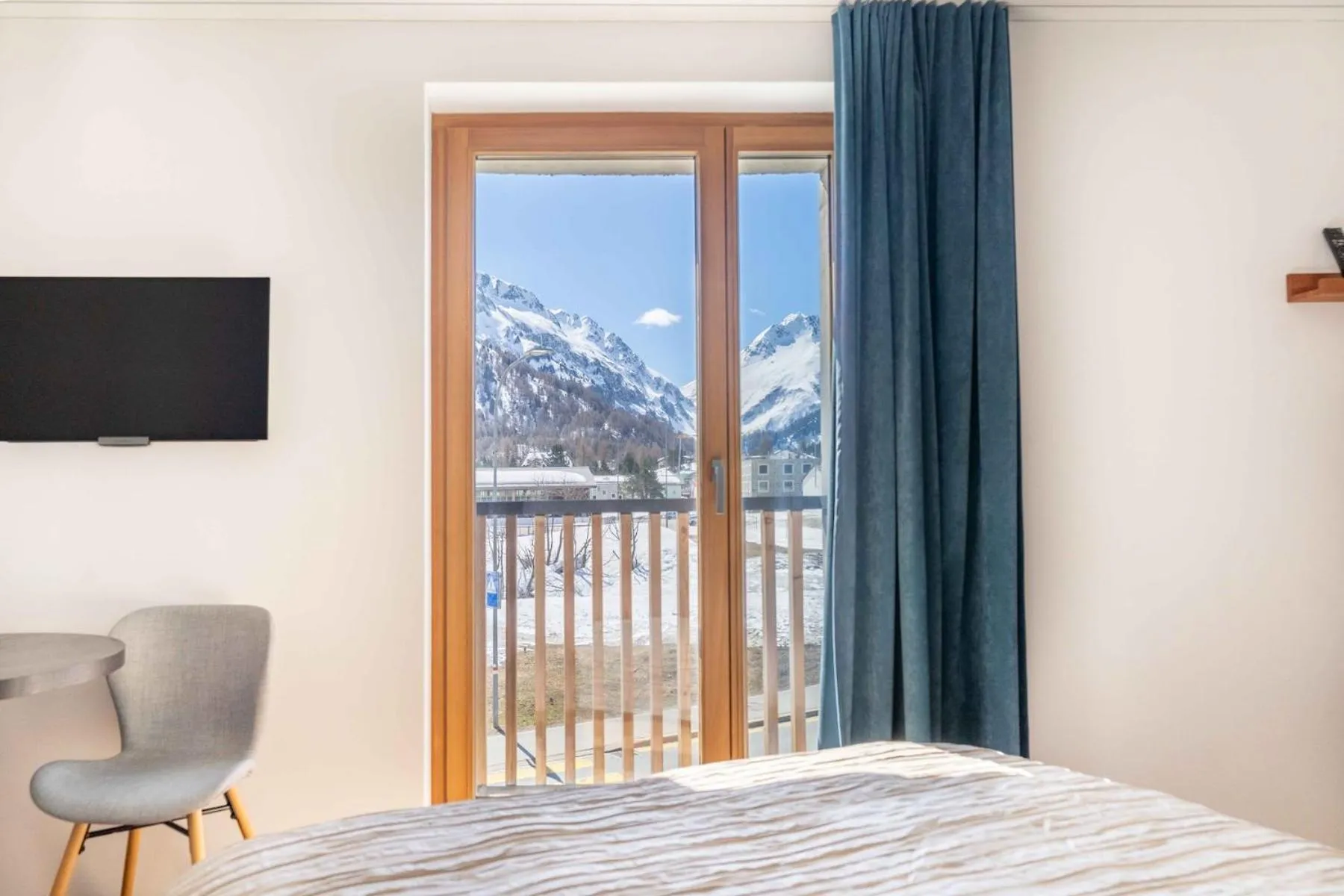 Mountain view, Bed in Longhin Maloja B&B