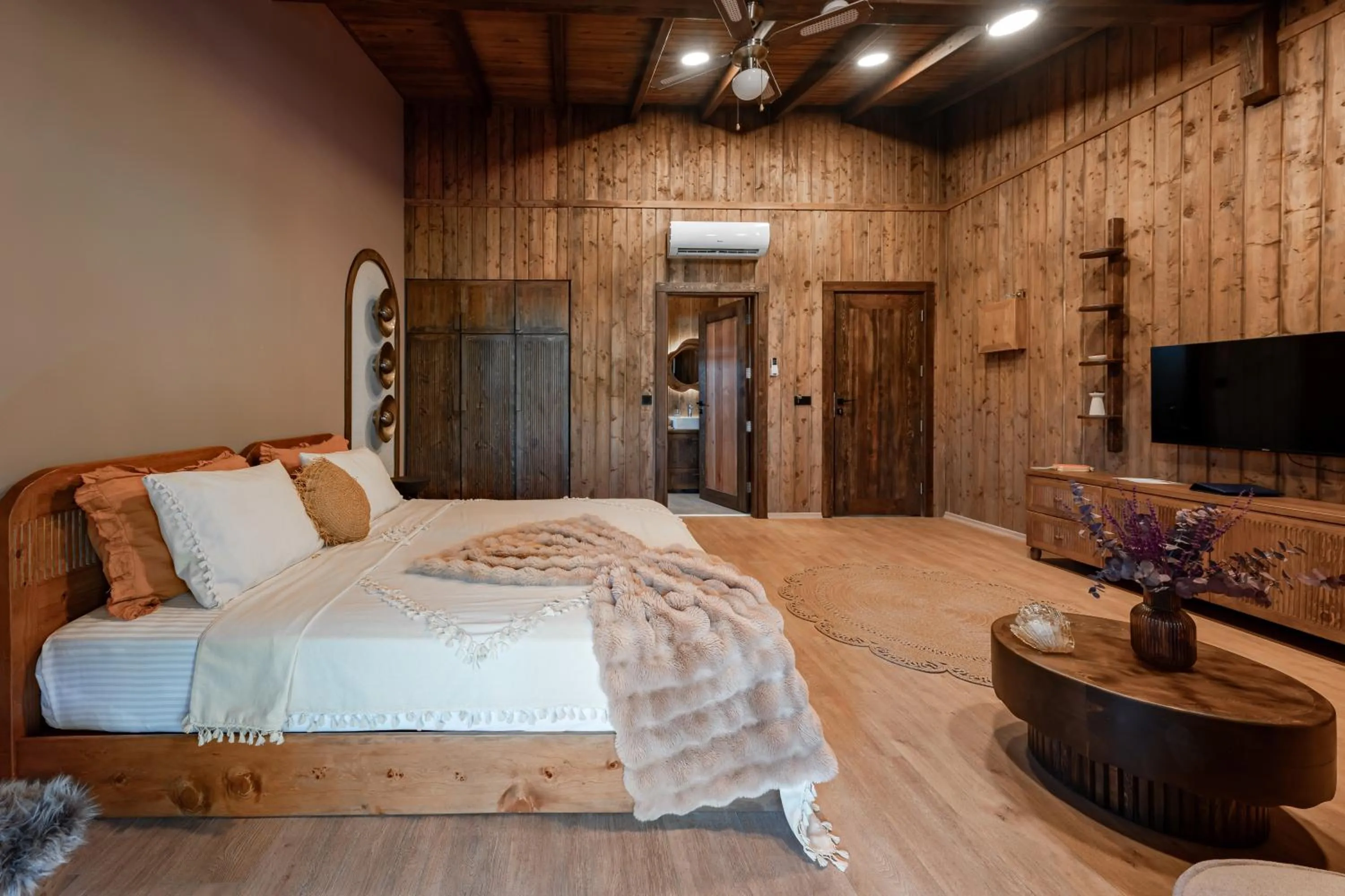 Photo of the whole room, Bed in Naturelife Bungalows & SPA