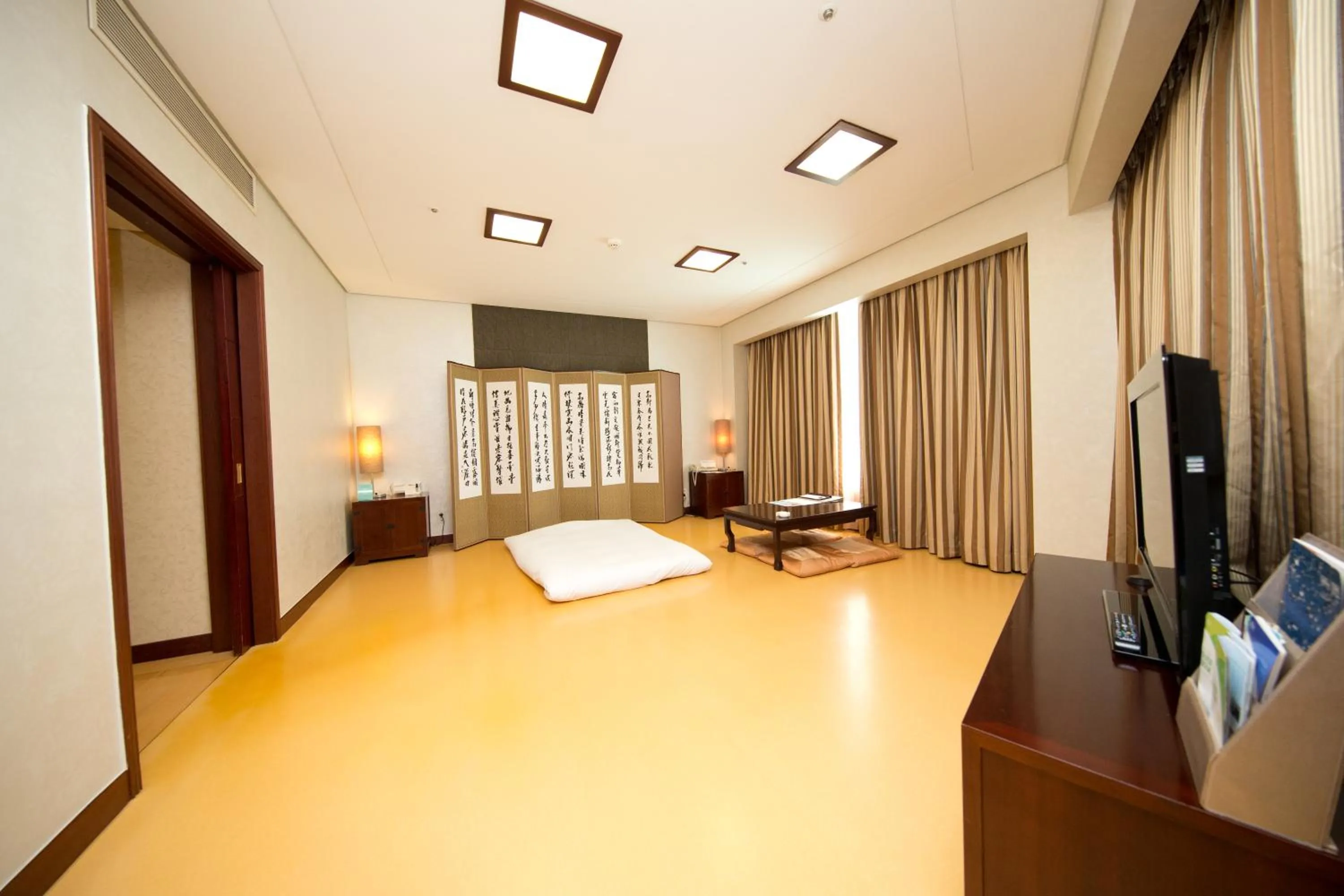 Bed in High1 Grand Hotel Main Tower