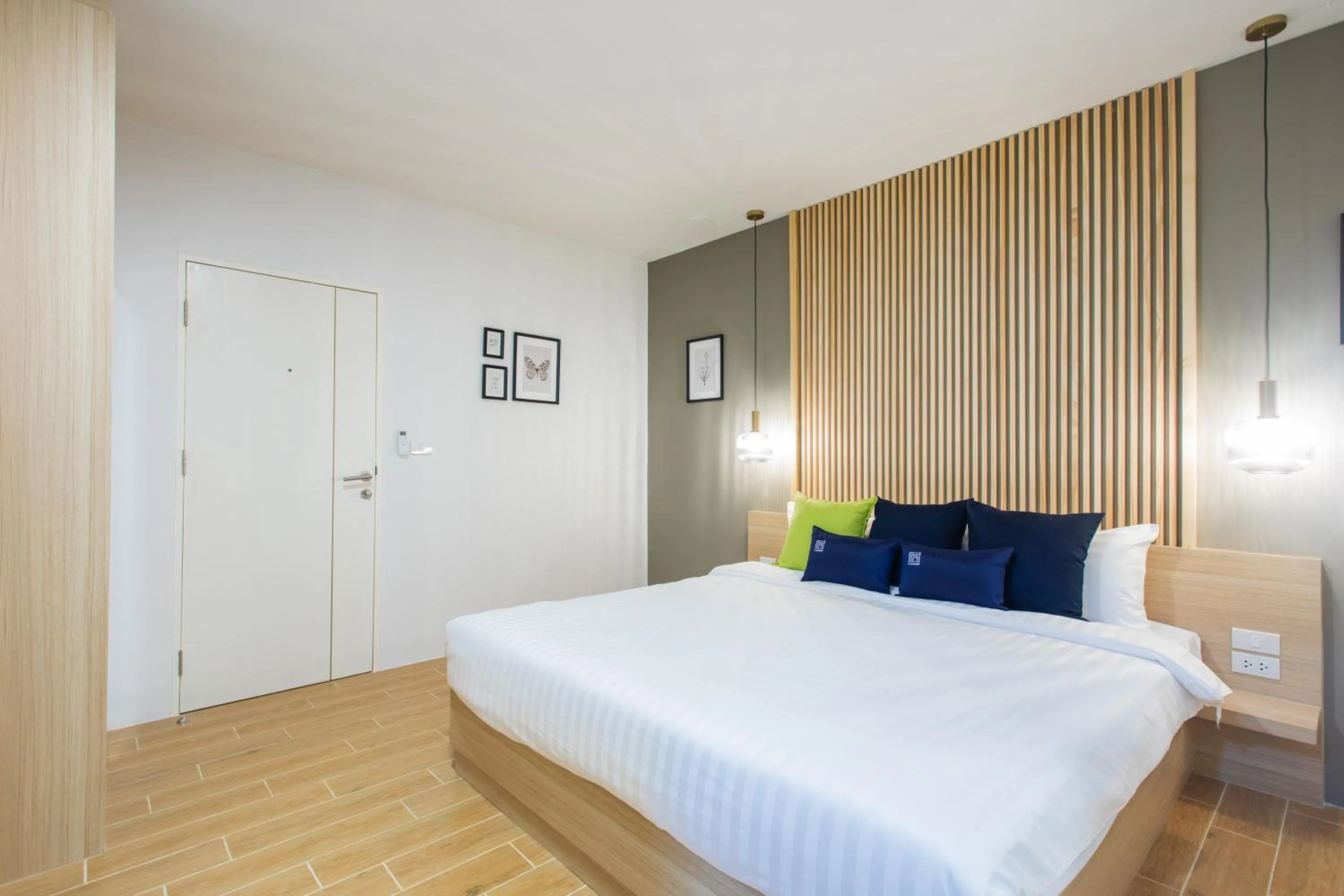 Bed in Zayn Express & Suites